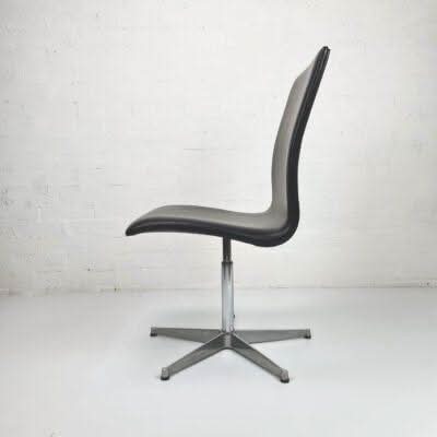 Fritz Hansen Oxford Chair by Arne Jacobsen - thegoodchairs