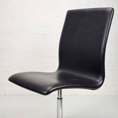 Fritz Hansen Oxford Chair by Arne Jacobsen - thegoodchairs
