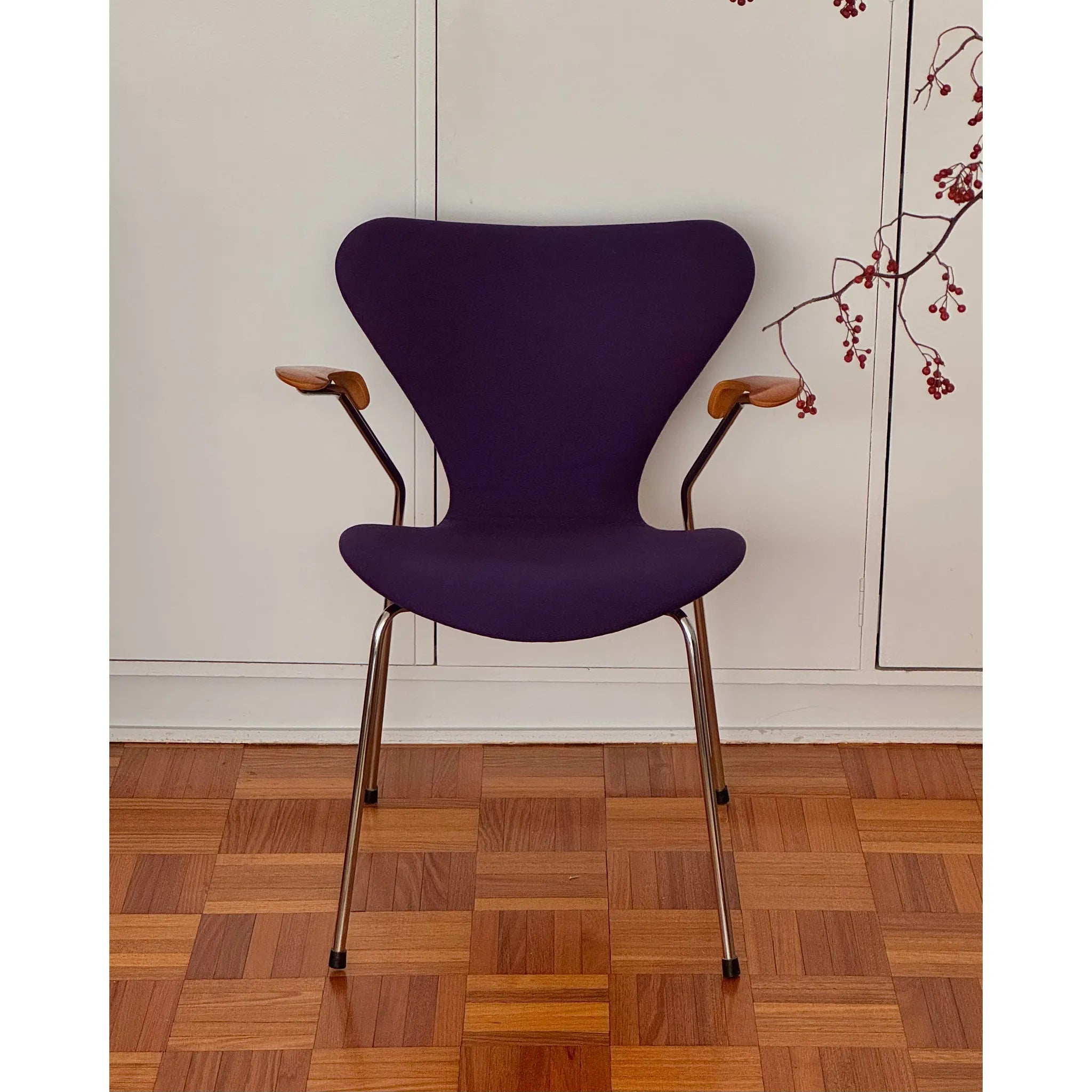 Fritz Hansen Pair of Arne Jacobsen for Model 3207 “Syver” Chairs in Original Purple Wool with Wooden Armrests, Chrome Frame, Denmark, c. 1975 - thegoodchairs