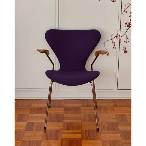 Fritz Hansen Pair of Arne Jacobsen for Model 3207 “Syver” Chairs in Original Purple Wool with Wooden Armrests, Chrome Frame, Denmark, c. 1975 - thegoodchairs