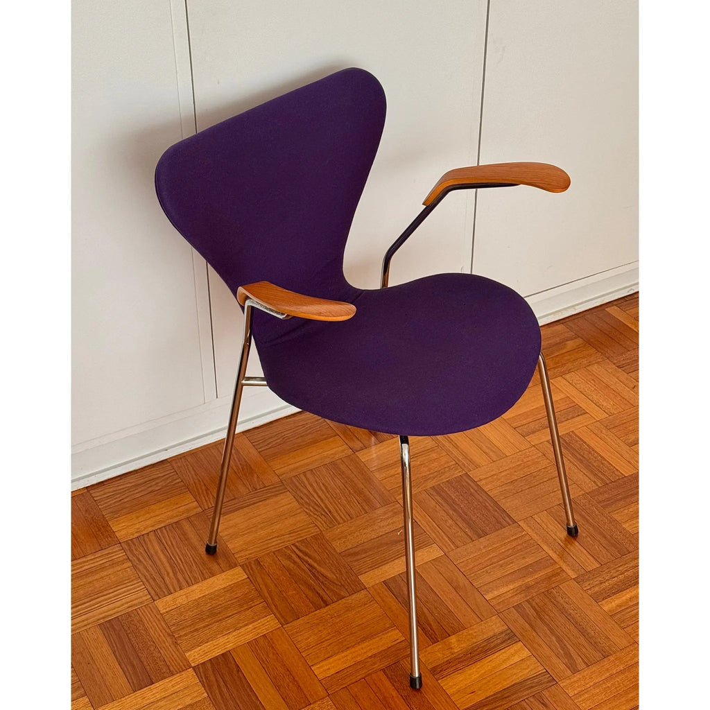 Fritz Hansen Pair of Arne Jacobsen for Model 3207 “Syver” Chairs in Original Purple Wool with Wooden Armrests, Chrome Frame, Denmark, c. 1975 - thegoodchairs