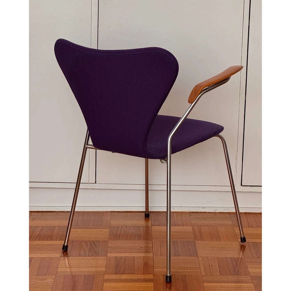 Fritz Hansen Pair of Arne Jacobsen for Model 3207 “Syver” Chairs in Original Purple Wool with Wooden Armrests, Chrome Frame, Denmark, c. 1975 - thegoodchairs