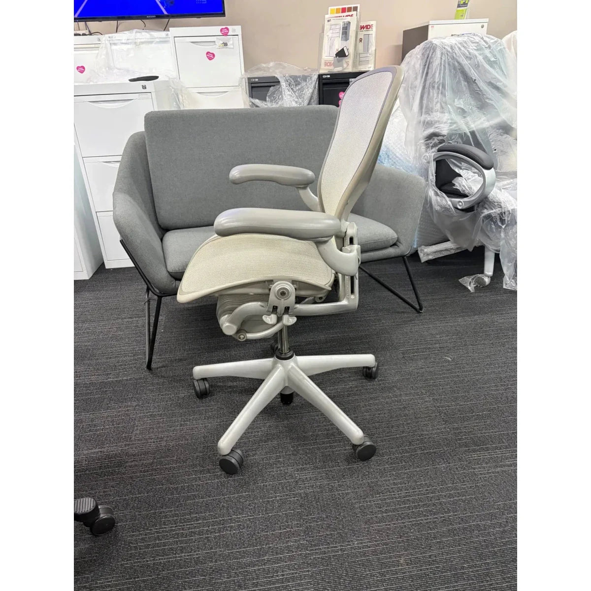 Herman Miller Aeron - Classic Mineral - Size B - thegoodchairs