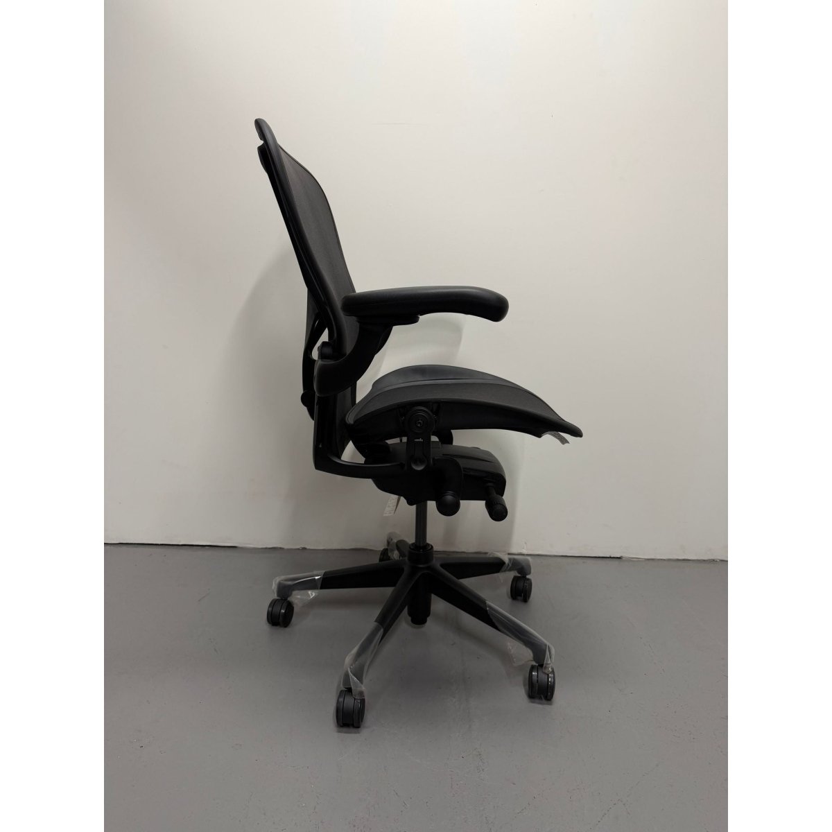 Herman Miller Aeron Remastered - Size C Chair in Onyx - thegoodchairs