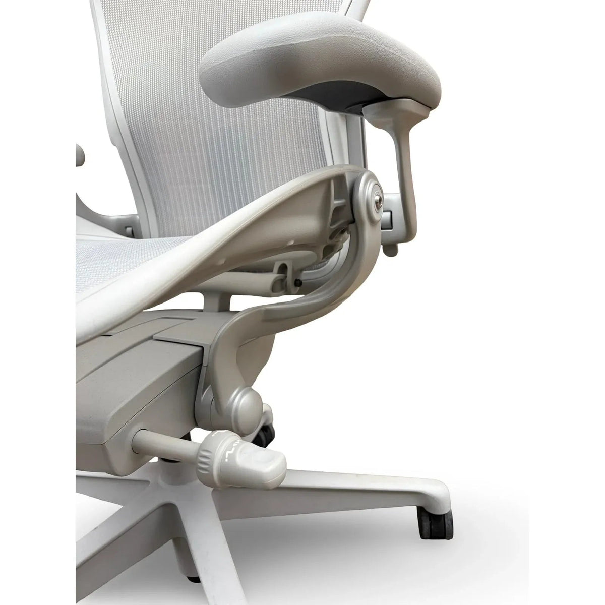 Herman Miller Aeron Remastered Task Chair, Size B, Mineral, Polished Aluminium - thegoodchairs