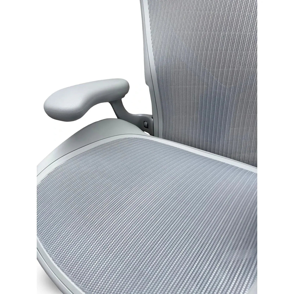 Herman Miller Aeron Remastered Task Chair, Size B, Mineral, Polished Aluminium - thegoodchairs