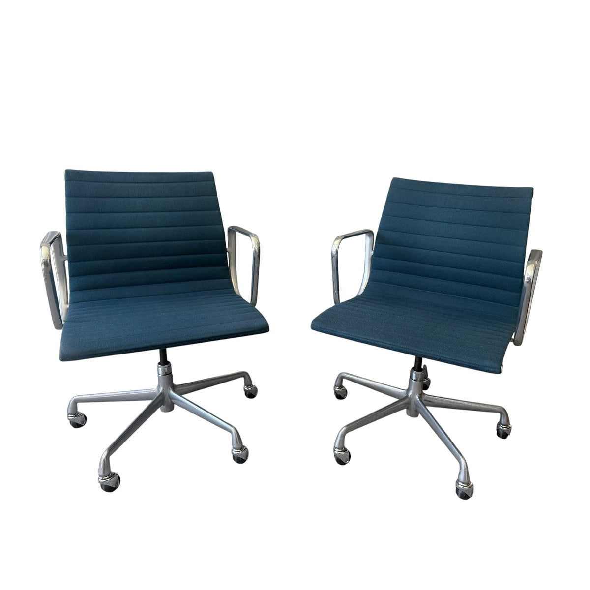Herman Miller Eames Aluminium Group Chairs, Teal Blue, Set of 2 - thegoodchairs
