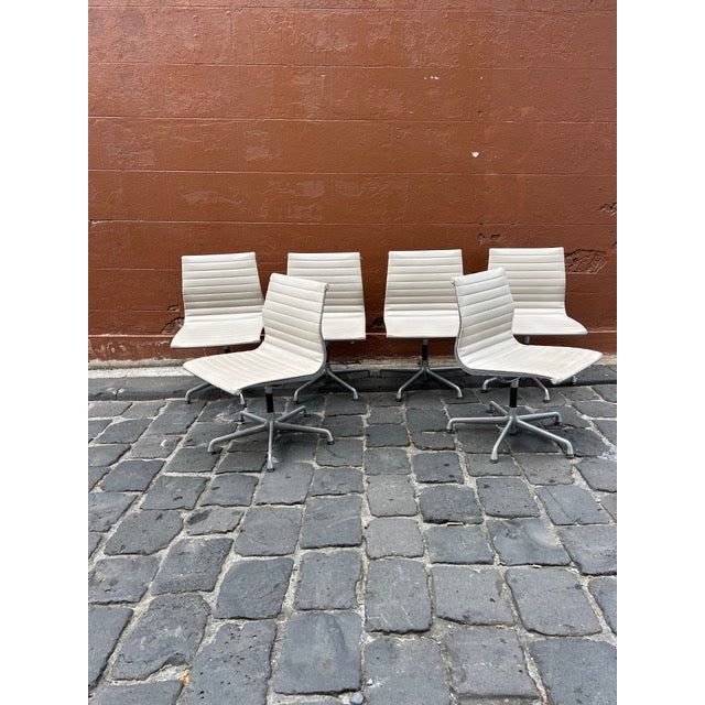 Herman Miller Eames Aluminium Group Side Chair, Low Back, White, On Glides - thegoodchairs