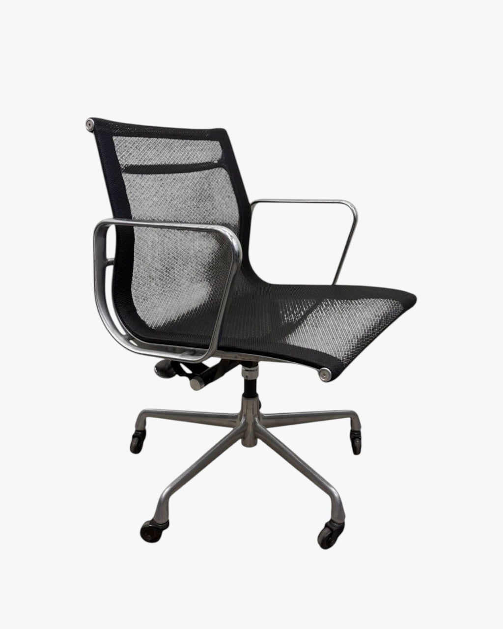 Herman Miller Eames Aluminum Group EA334 - Mesh Chair - Aluminium - thegoodchairs