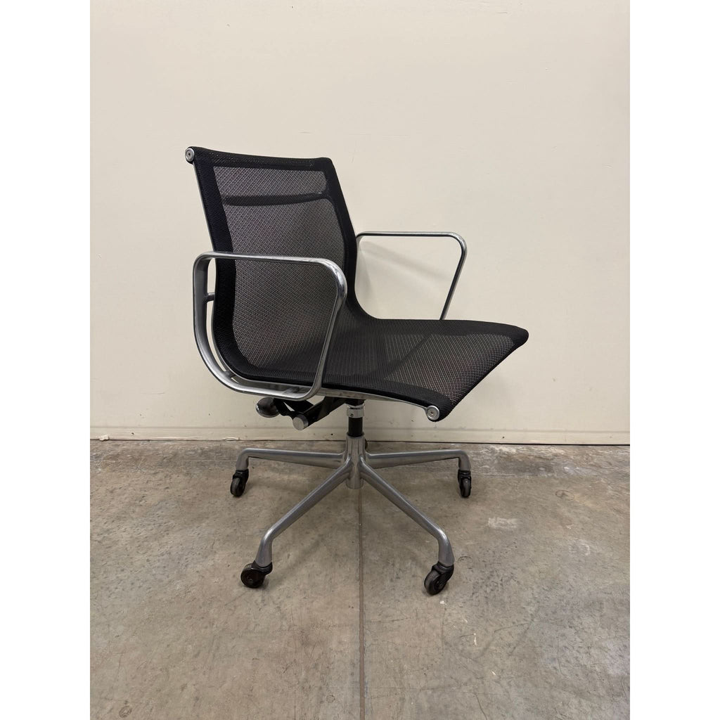Herman Miller Eames Aluminum Group EA334 - Mesh Chair - Aluminium - thegoodchairs