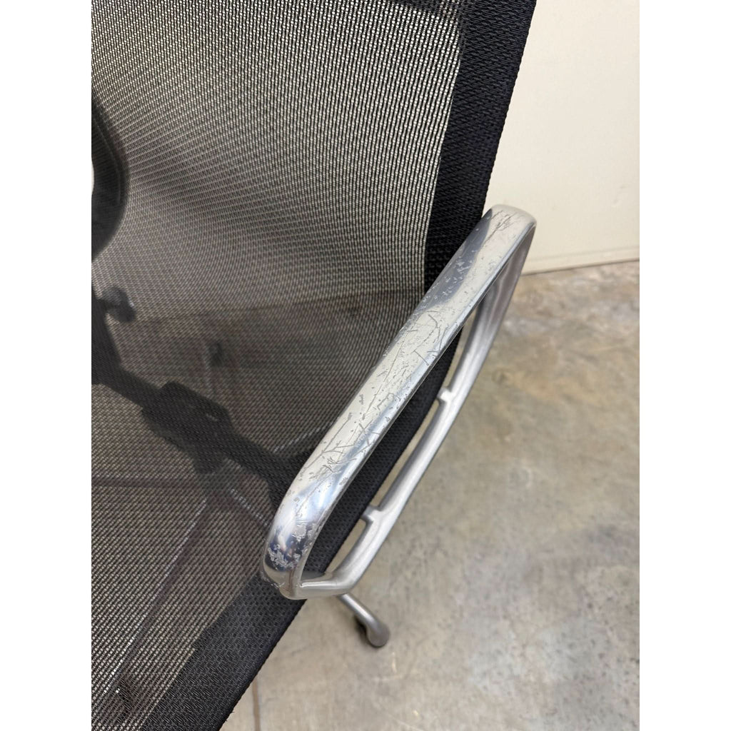 Herman Miller Eames Aluminum Group EA334 - Mesh Chair - Aluminium - thegoodchairs