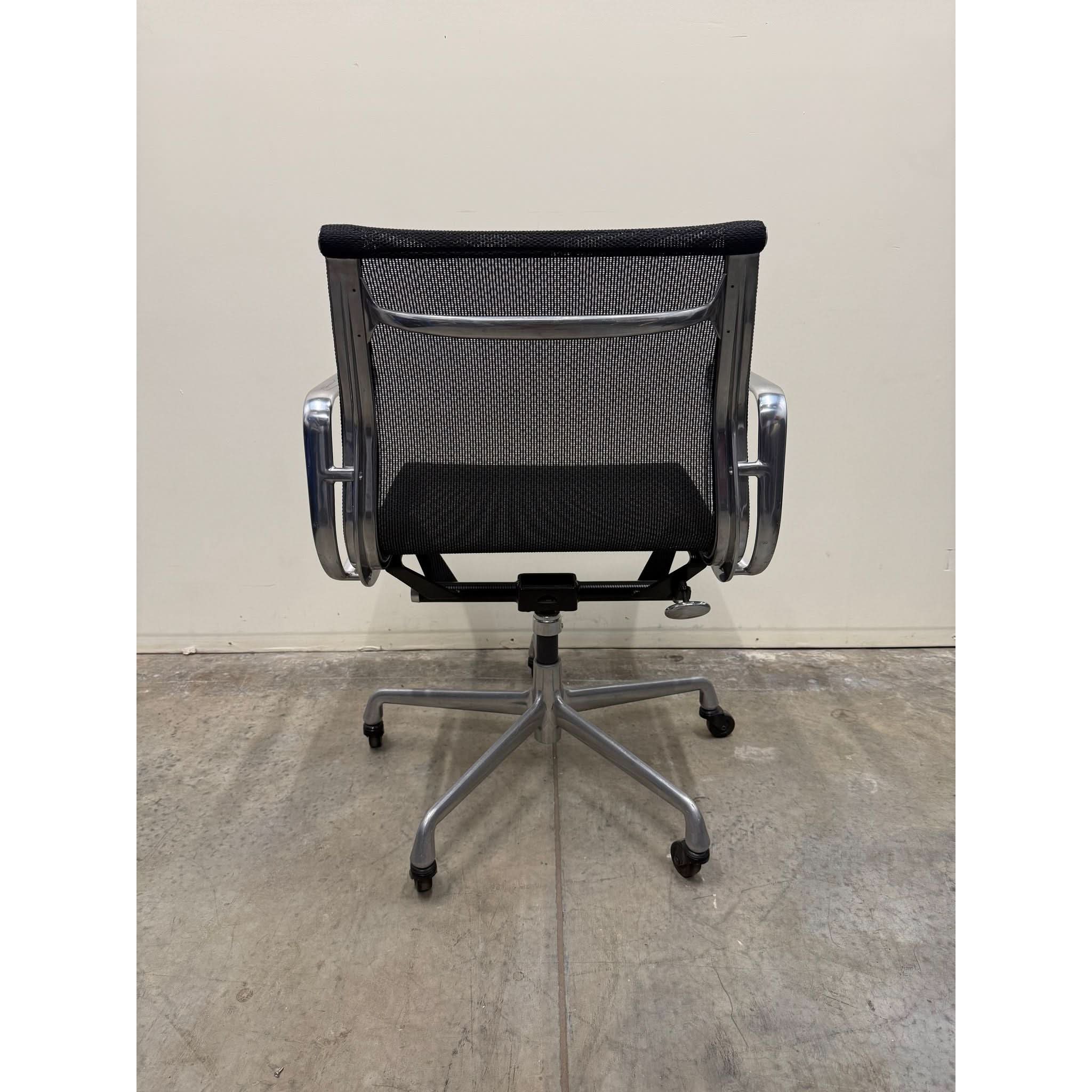 Herman Miller Eames Aluminum Group EA334 - Mesh Chair - Aluminium - thegoodchairs