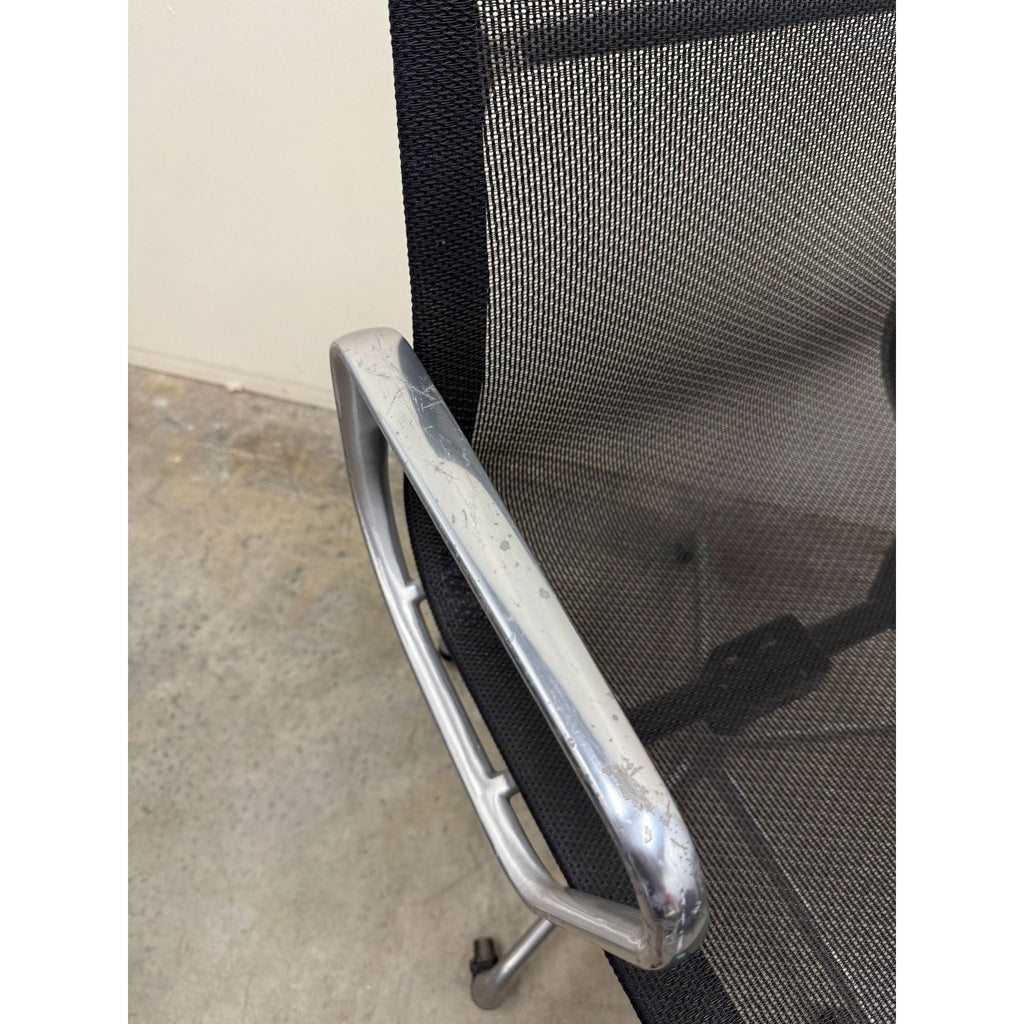 Herman Miller Eames Aluminum Group EA334 - Mesh Chair - Aluminium - thegoodchairs