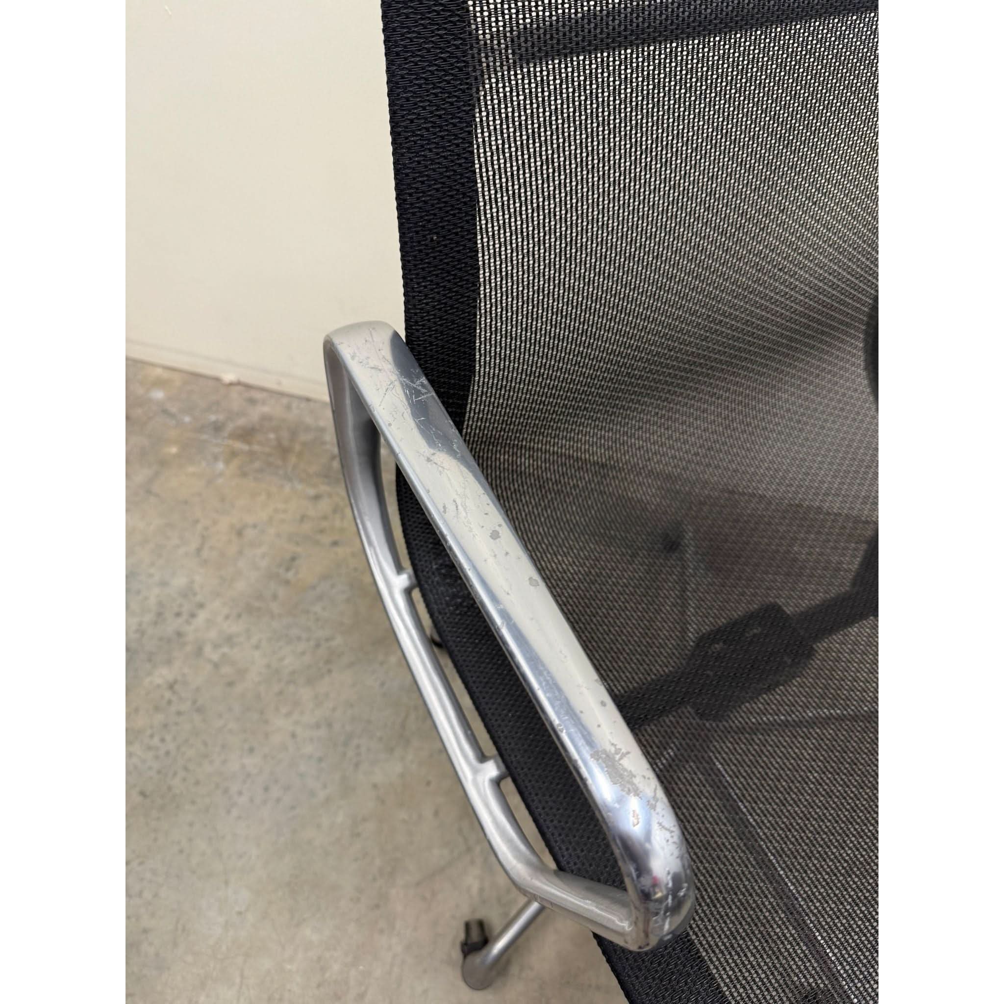 Herman Miller Eames Aluminum Group EA334 - Mesh Chair - Aluminium - thegoodchairs