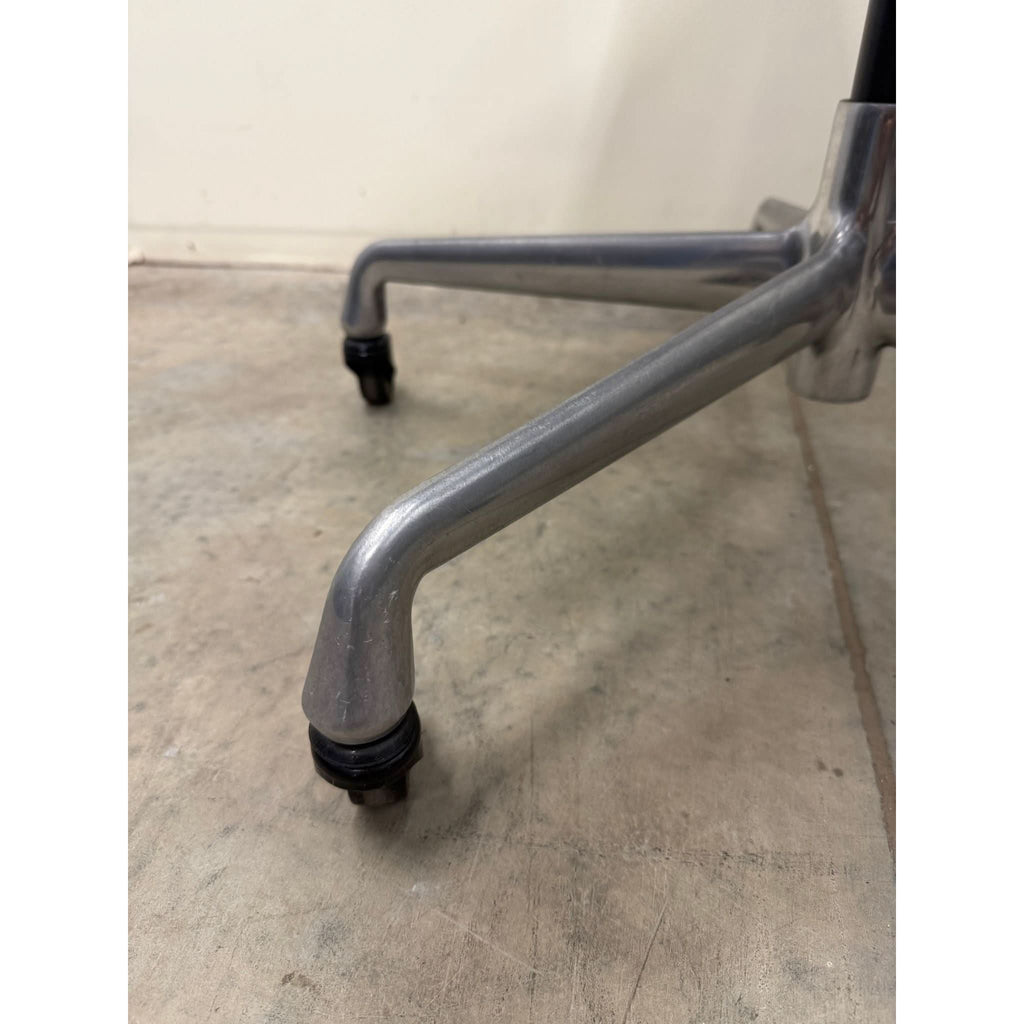 Herman Miller Eames Aluminum Group EA334 - Mesh Chair - Aluminium - thegoodchairs