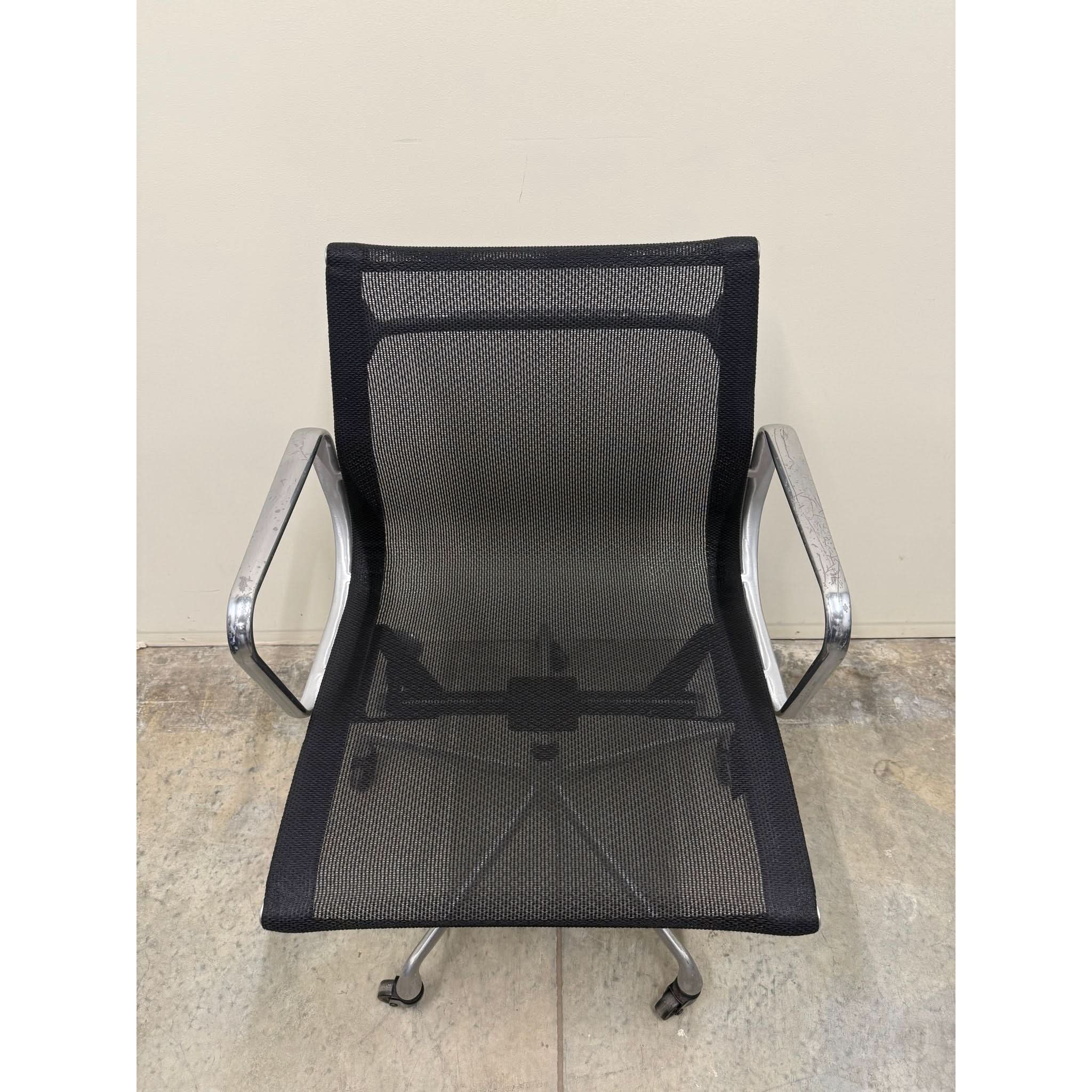 Herman Miller Eames Aluminum Group EA334 - Mesh Chair - Aluminium - thegoodchairs