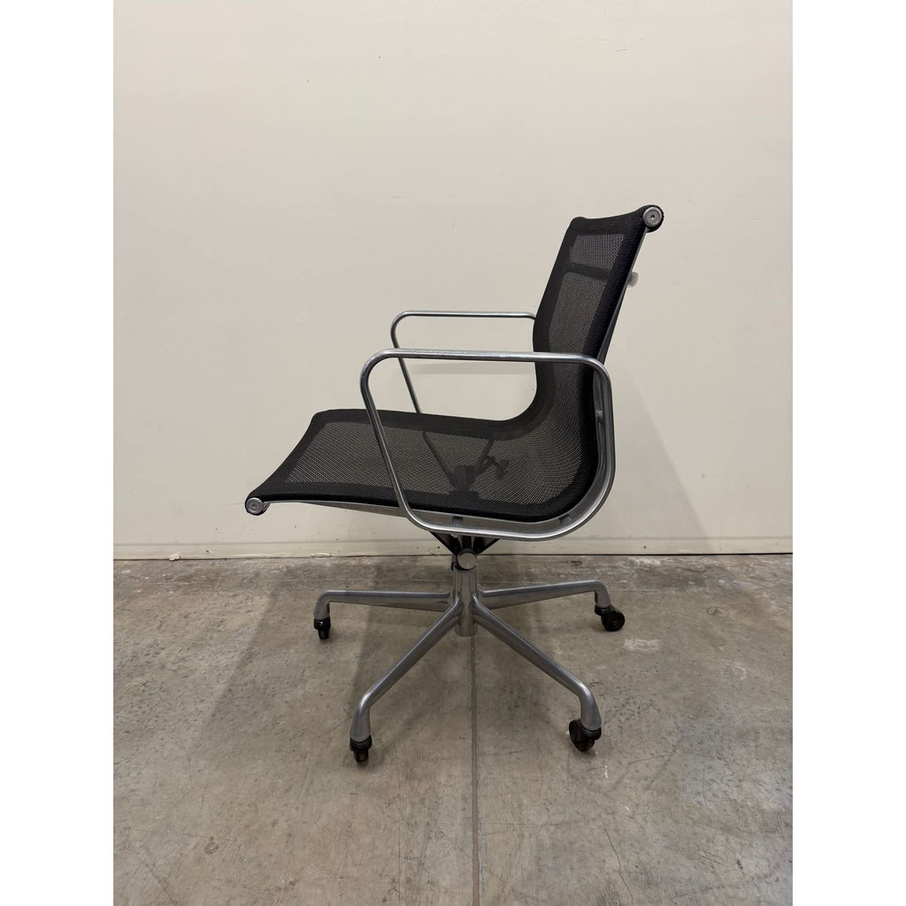 Herman Miller Eames Aluminum Group EA334 - Mesh Chair - Aluminium - thegoodchairs