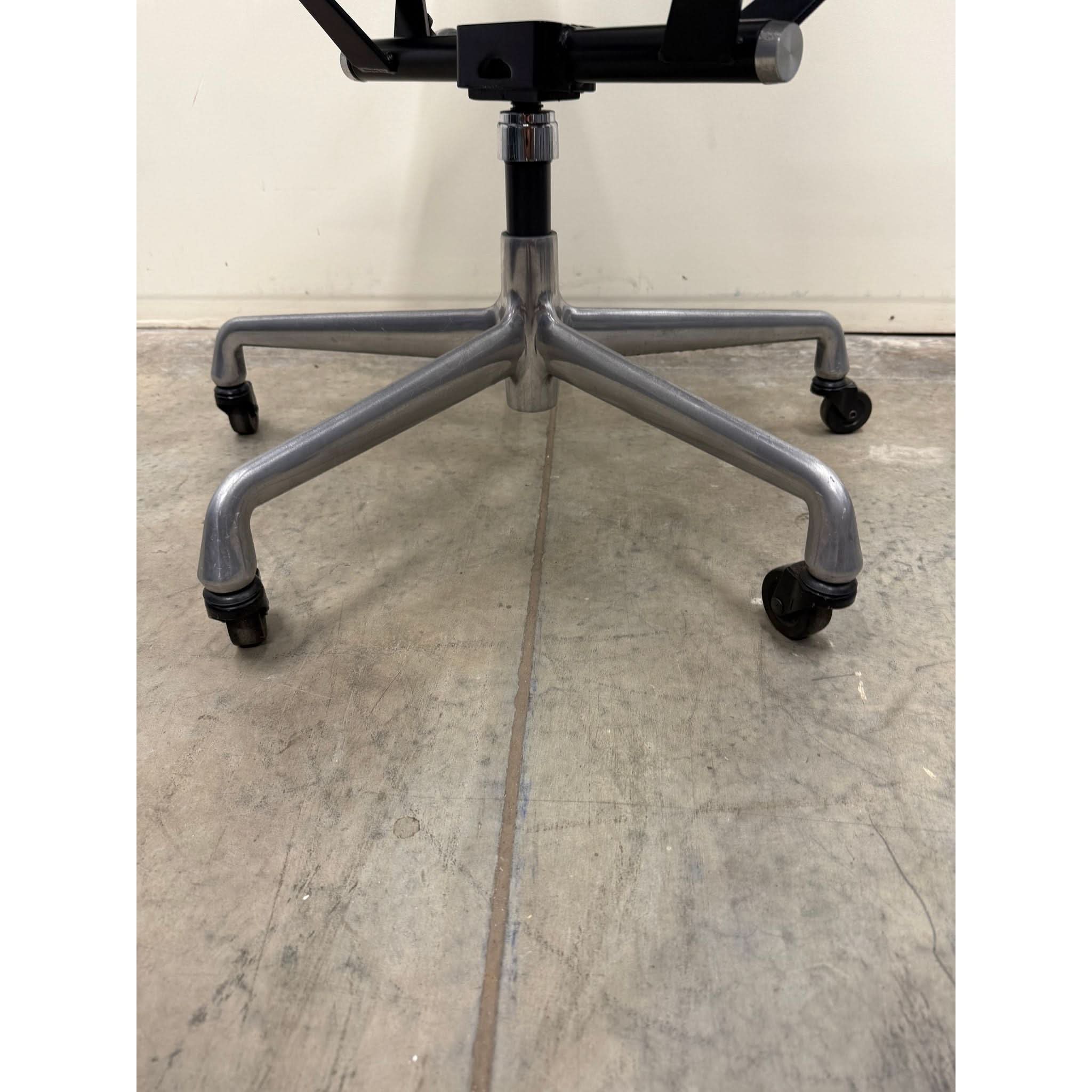 Herman Miller Eames Aluminum Group EA334 - Mesh Chair - Aluminium - thegoodchairs