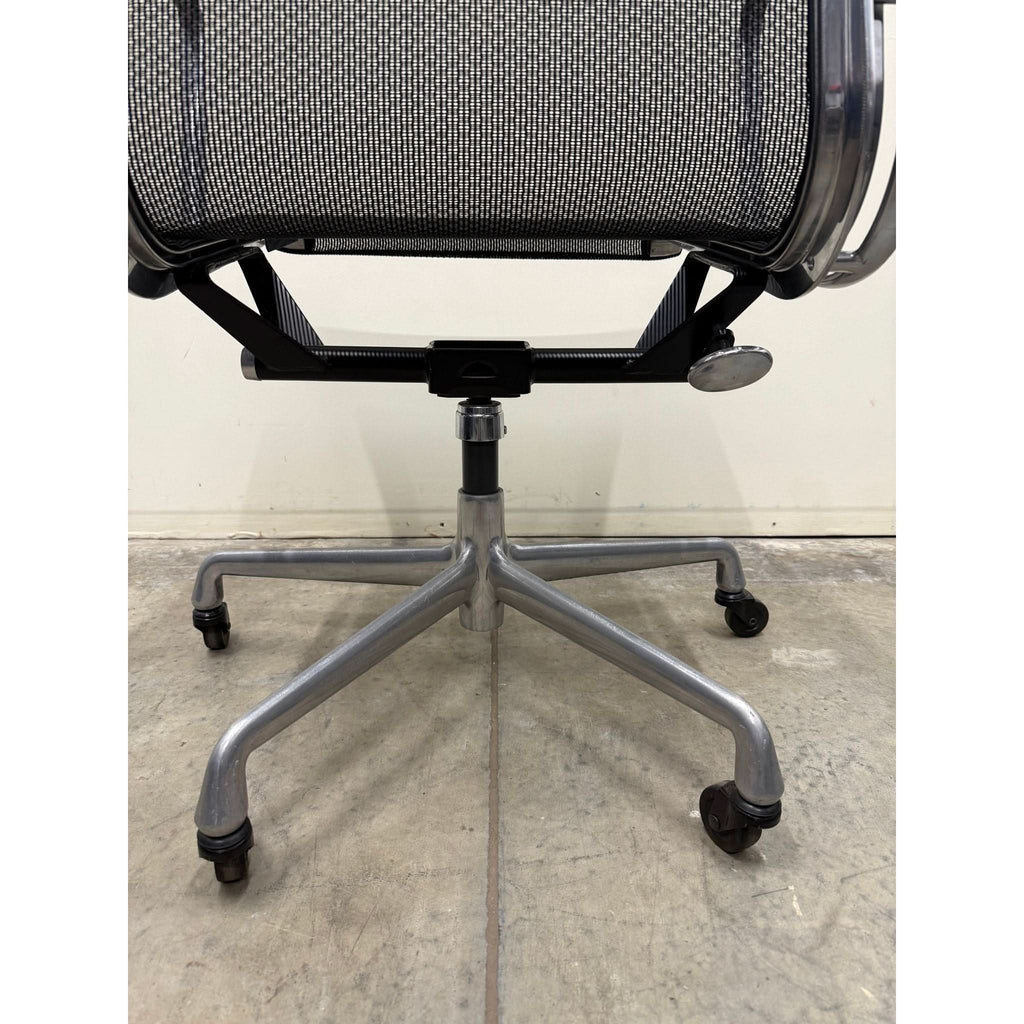 Herman Miller Eames Aluminum Group EA334 - Mesh Chair - Aluminium - thegoodchairs