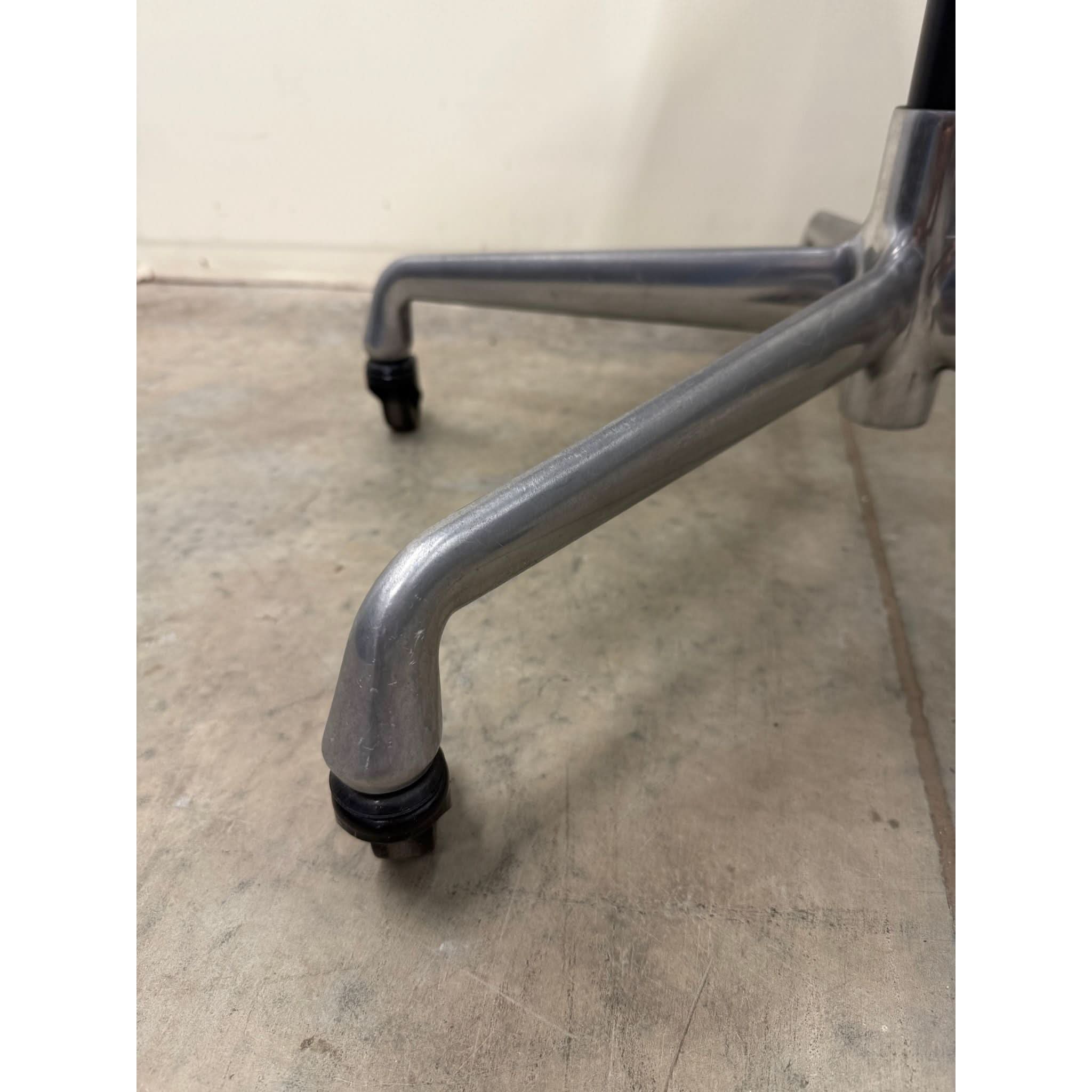 Herman Miller Eames Aluminum Group EA334 - Mesh Chair - Aluminium - thegoodchairs