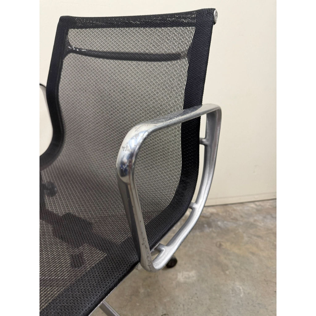 Herman Miller Eames Aluminum Group EA334 - Mesh Chair - Aluminium - thegoodchairs