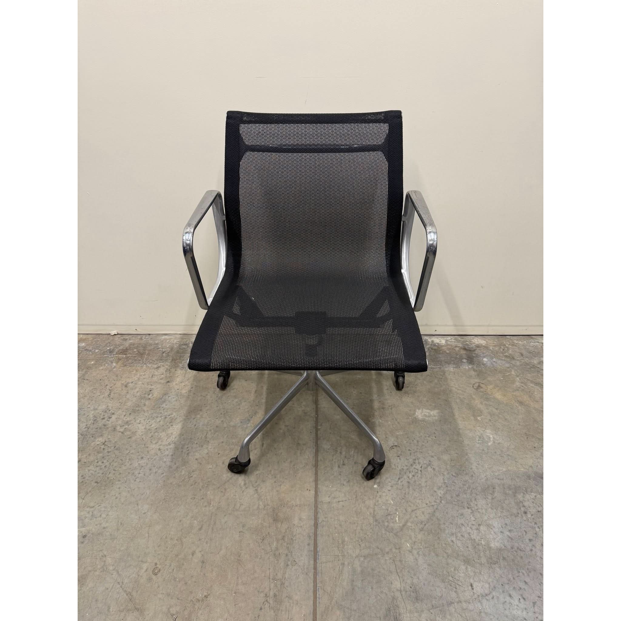Herman Miller Eames Aluminum Group EA334 - Mesh Chair - Aluminium - thegoodchairs