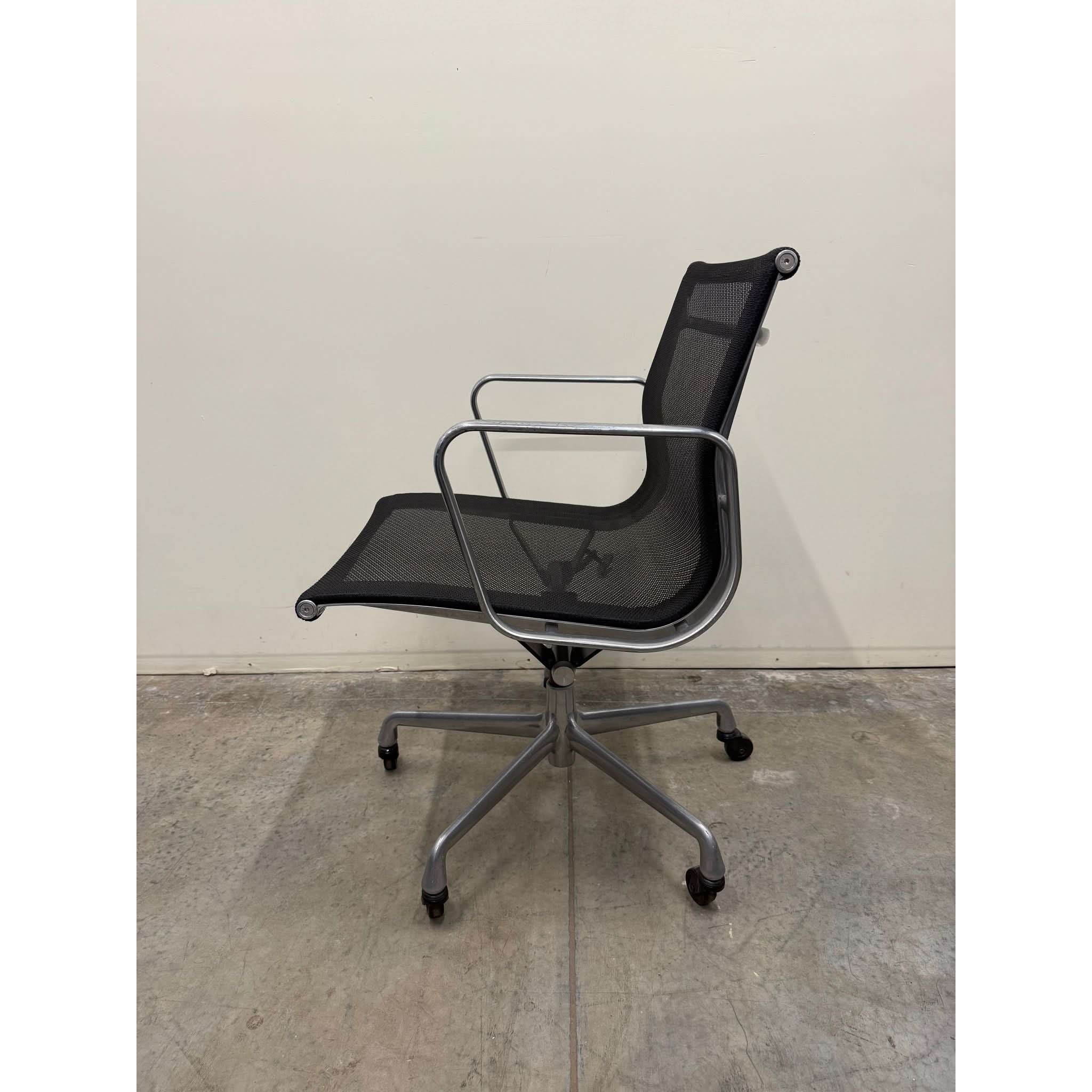 Herman Miller Eames Aluminum Group EA334 - Mesh Chair - Aluminium - thegoodchairs