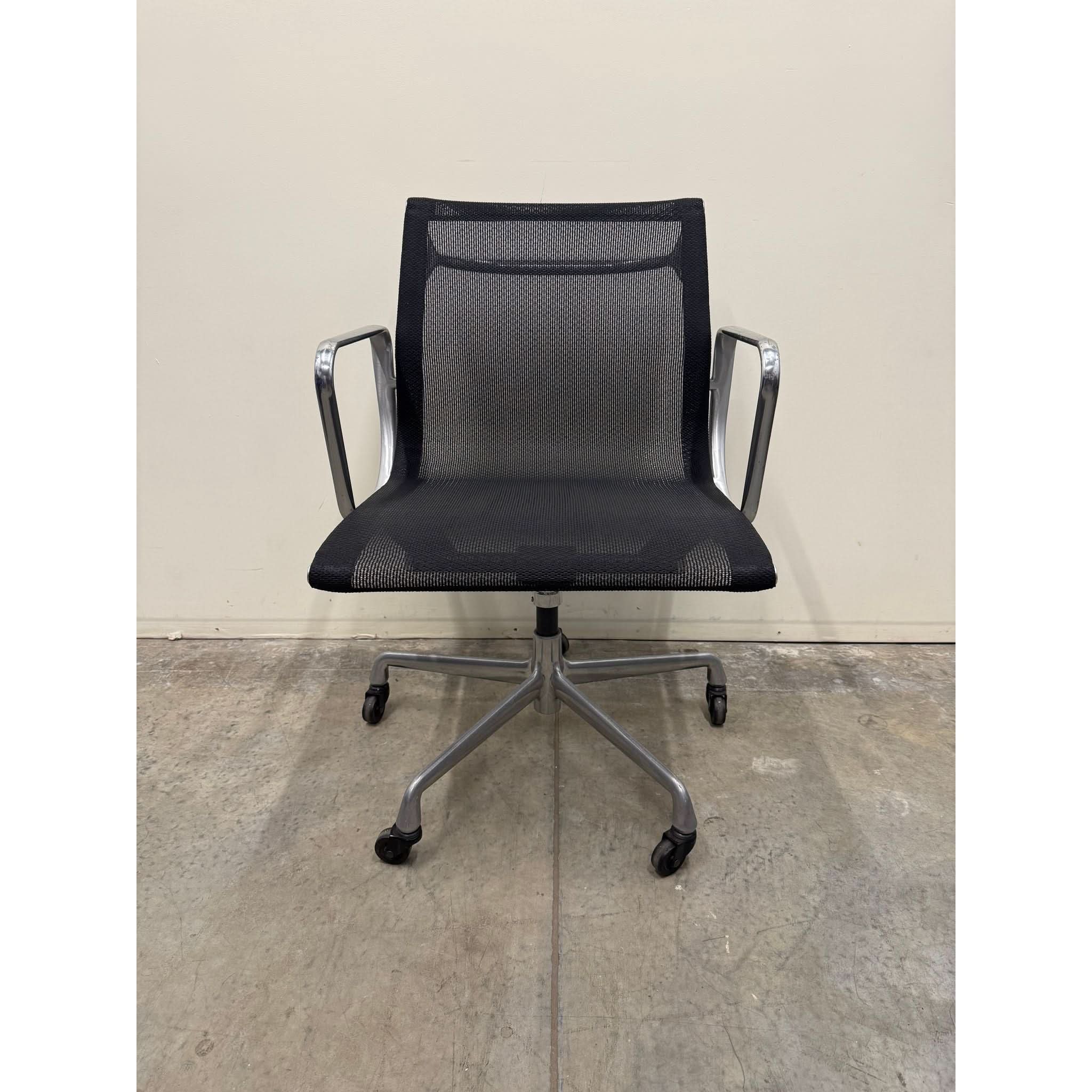 Herman Miller Eames Aluminum Group EA334 - Mesh Chair - Aluminium - thegoodchairs