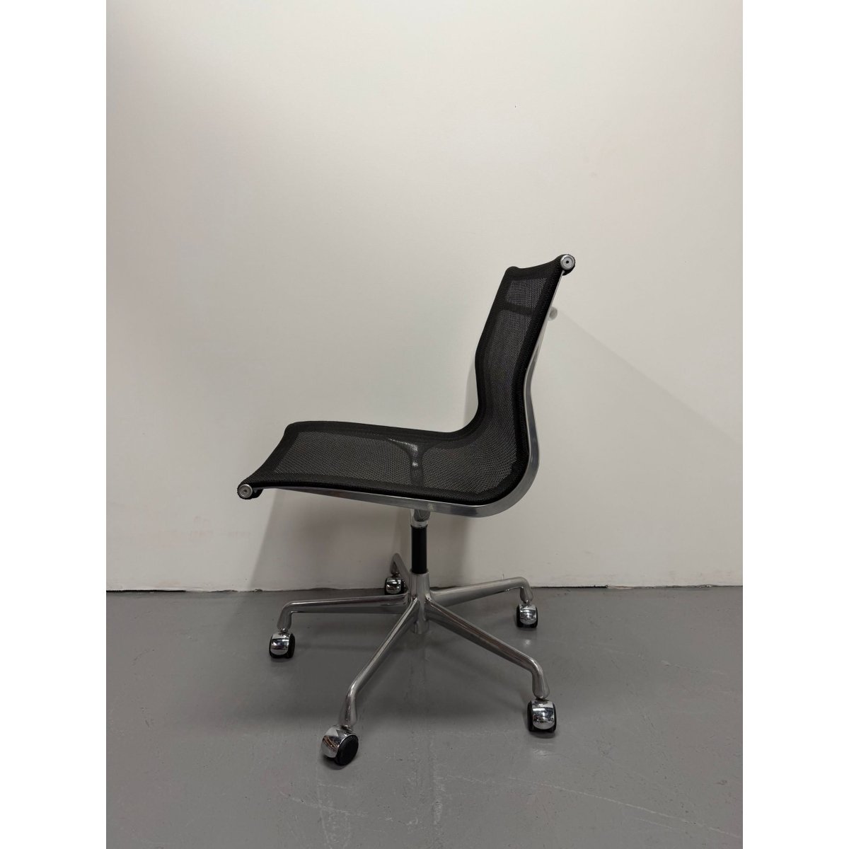 Herman Miller Eames Aluminum Group - Mesh Task Chair - Aluminium - thegoodchairs