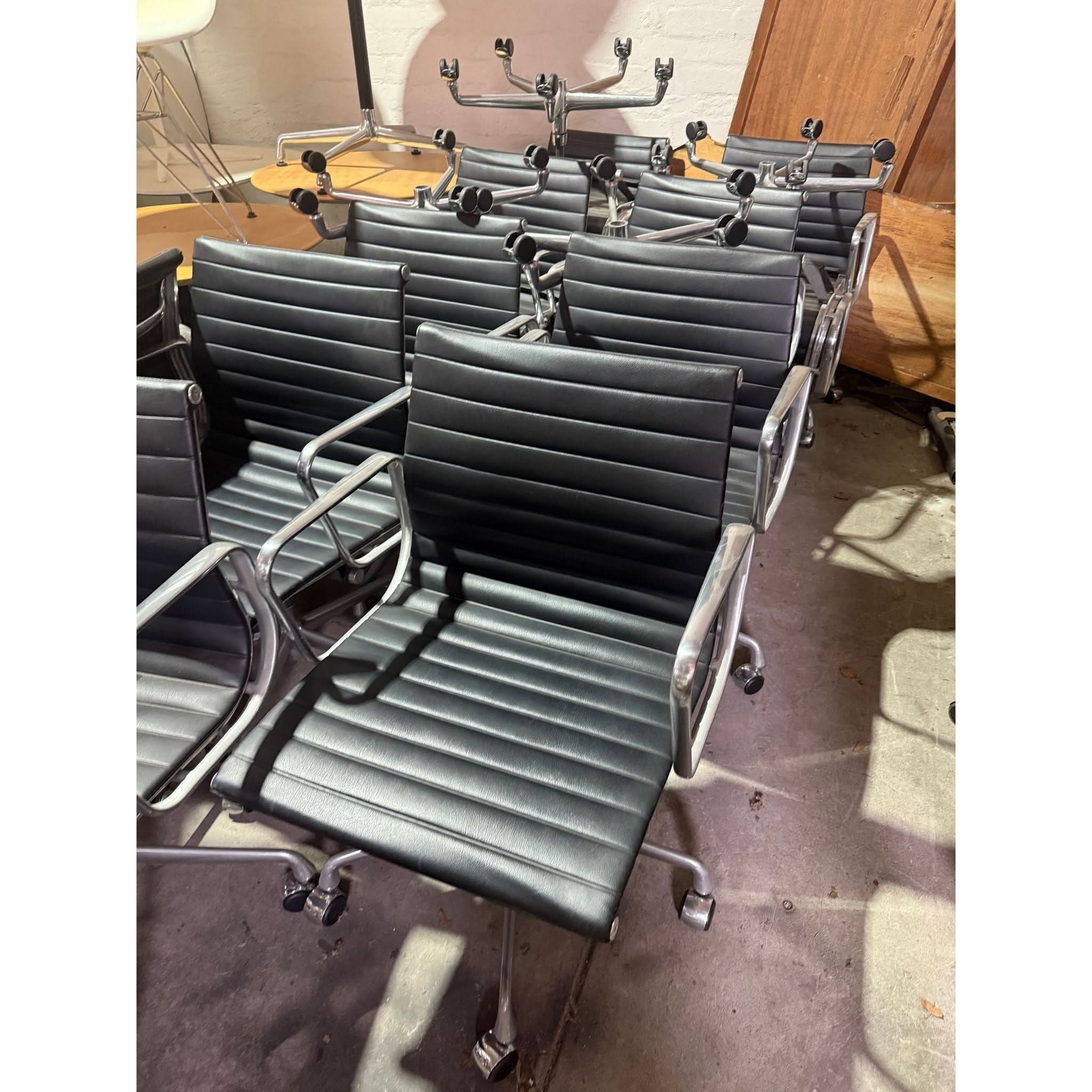 Herman Miller Eames EA335 - Leather Management Chair - thegoodchairs