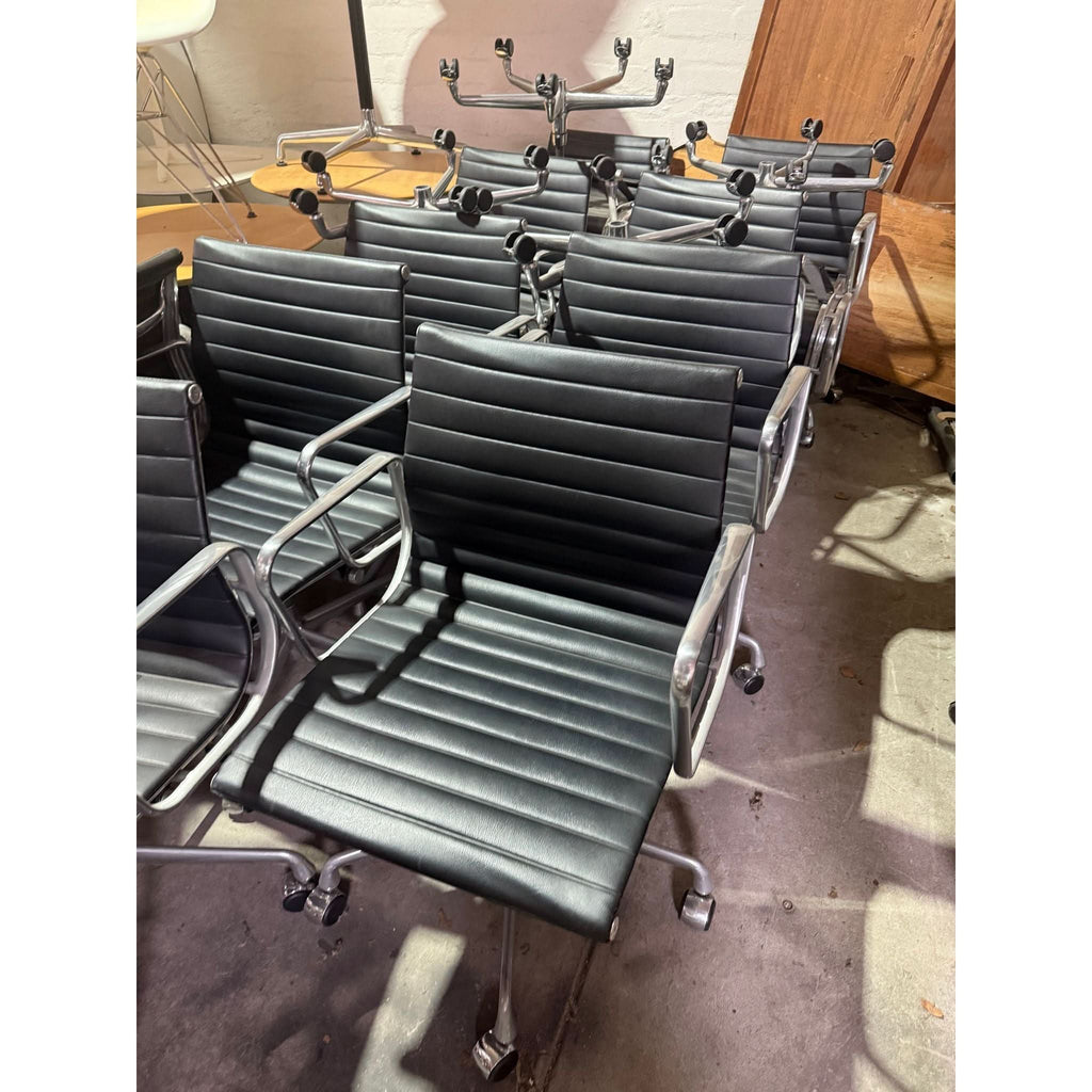 Herman Miller Eames EA335 - Leather Management Chair - thegoodchairs