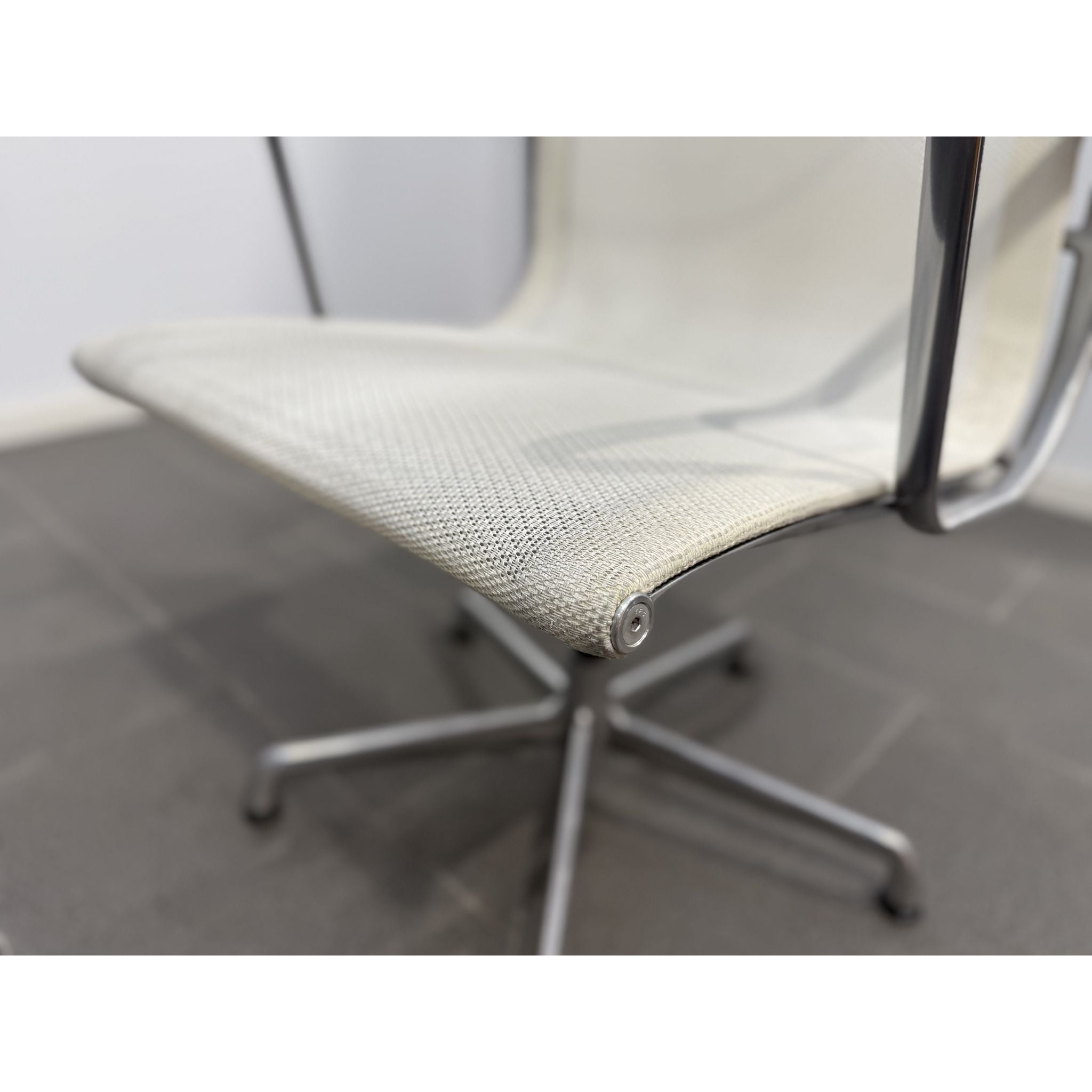 Herman Miller Eames - Management Chair, White Mesh - thegoodchairs