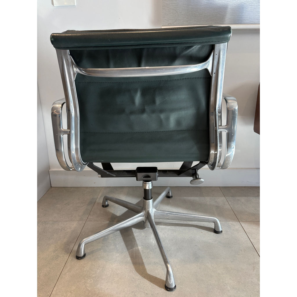 Herman Miller Eames Soft Pad Management Chair, Low Back, Green Leather, Polished Aluminium, / Vitra, 1995 - thegoodchairs