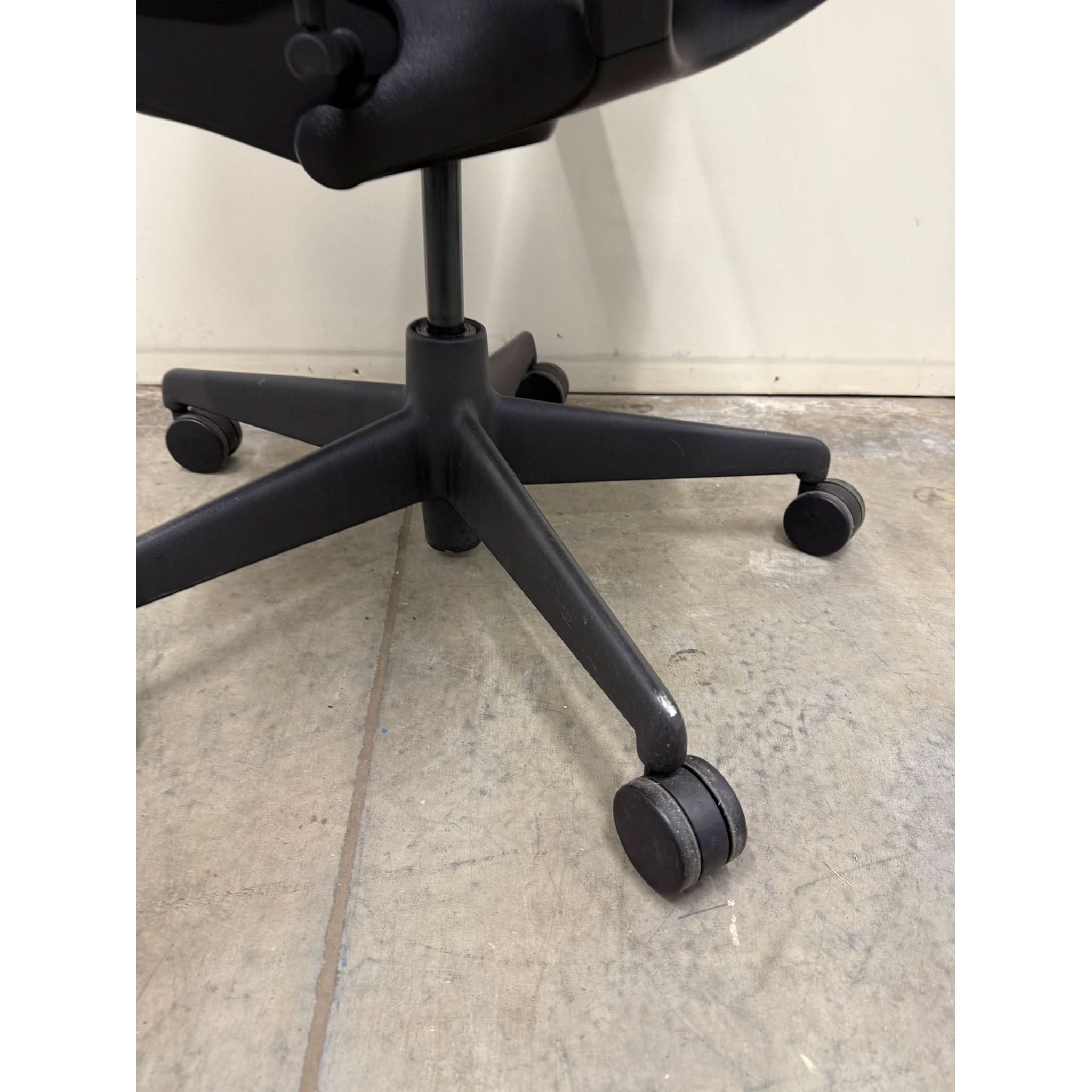 Herman Miller Mirra 1 - Office Chair with Armrest - Grey/graphite - thegoodchairs