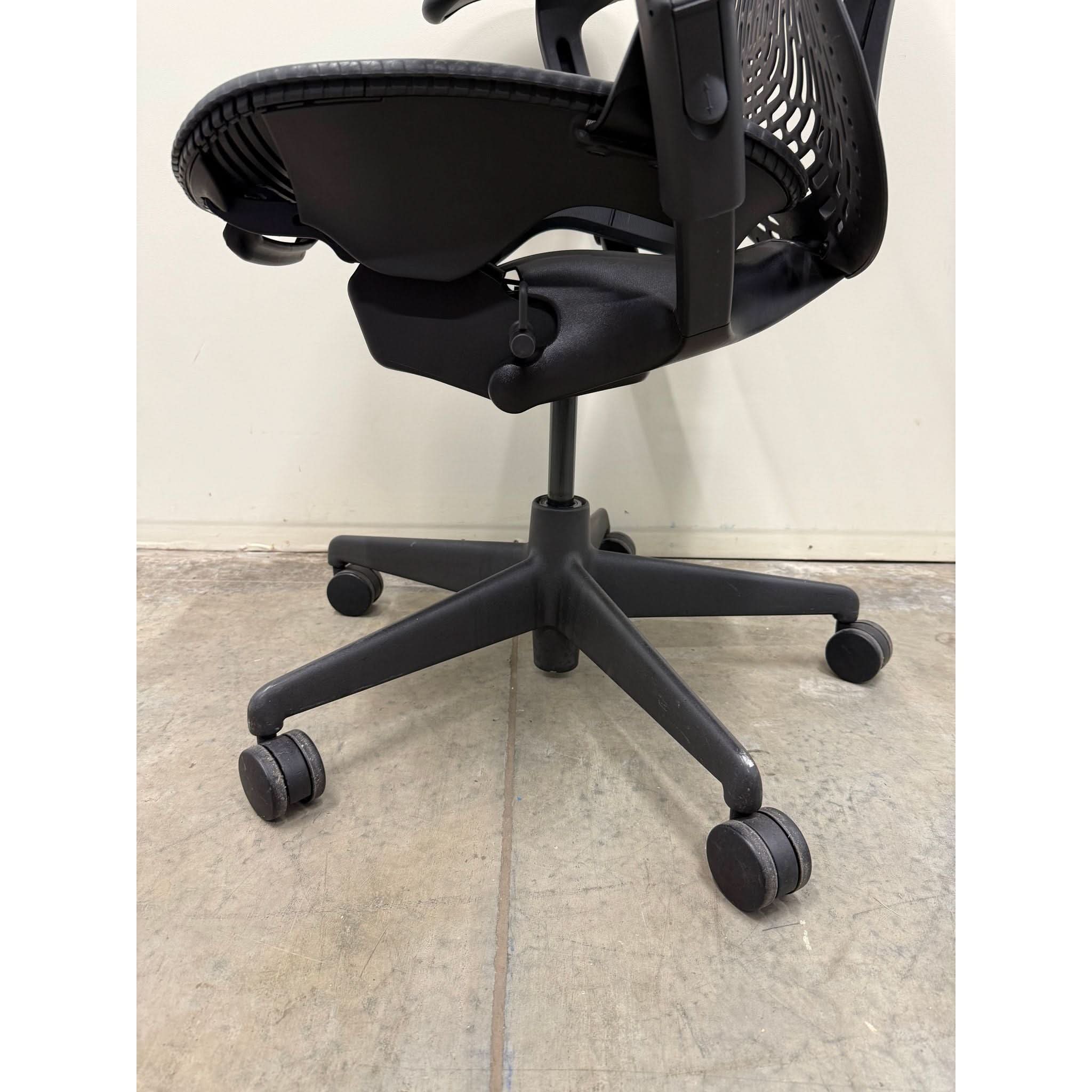 Herman Miller Mirra 1 - Office Chair with Armrest - Grey/graphite - thegoodchairs