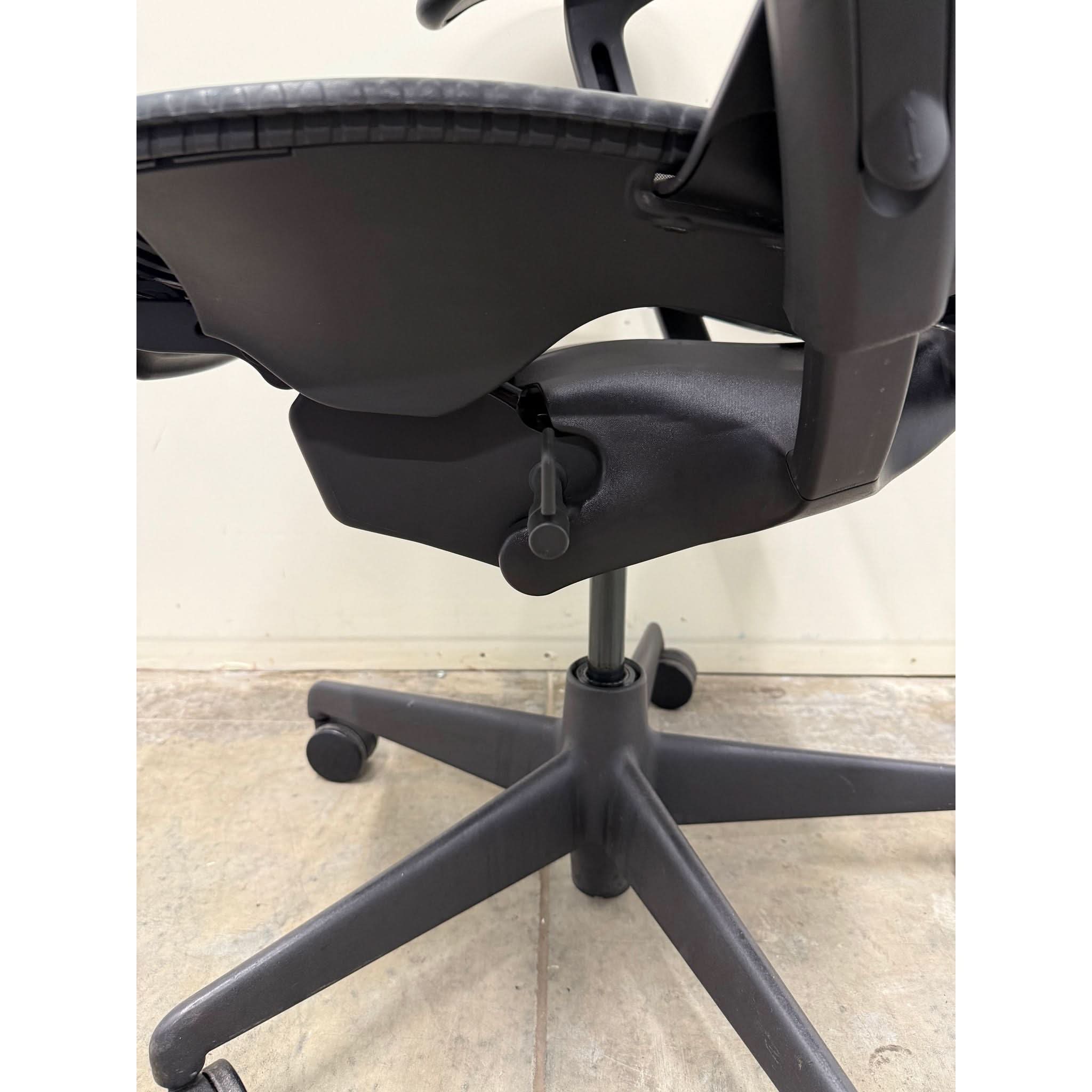 Herman Miller Mirra 1 - Office Chair with Armrest - Grey/graphite - thegoodchairs