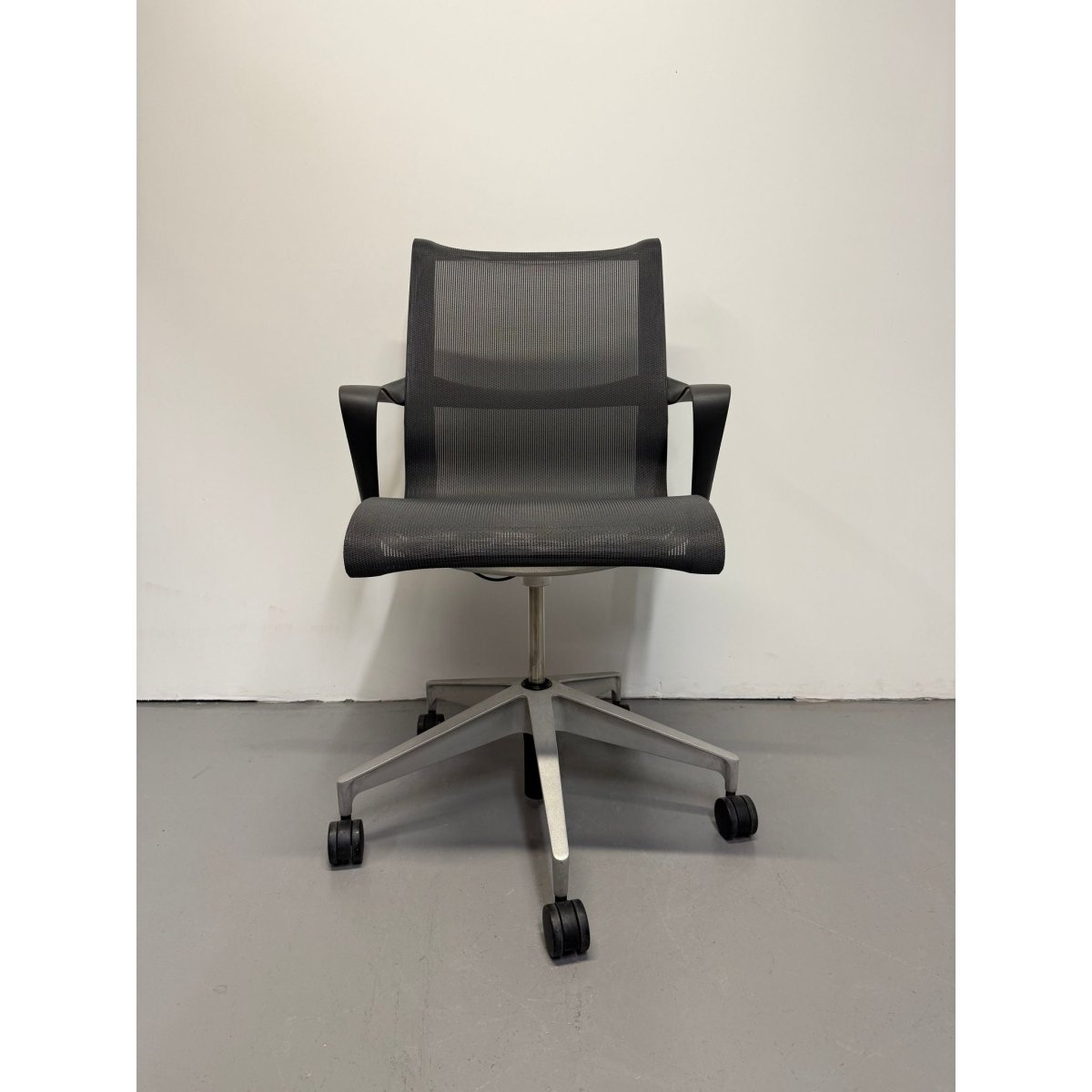 Herman Miller Setu - Chair - with Arms / Graphite Grey - thegoodchairs