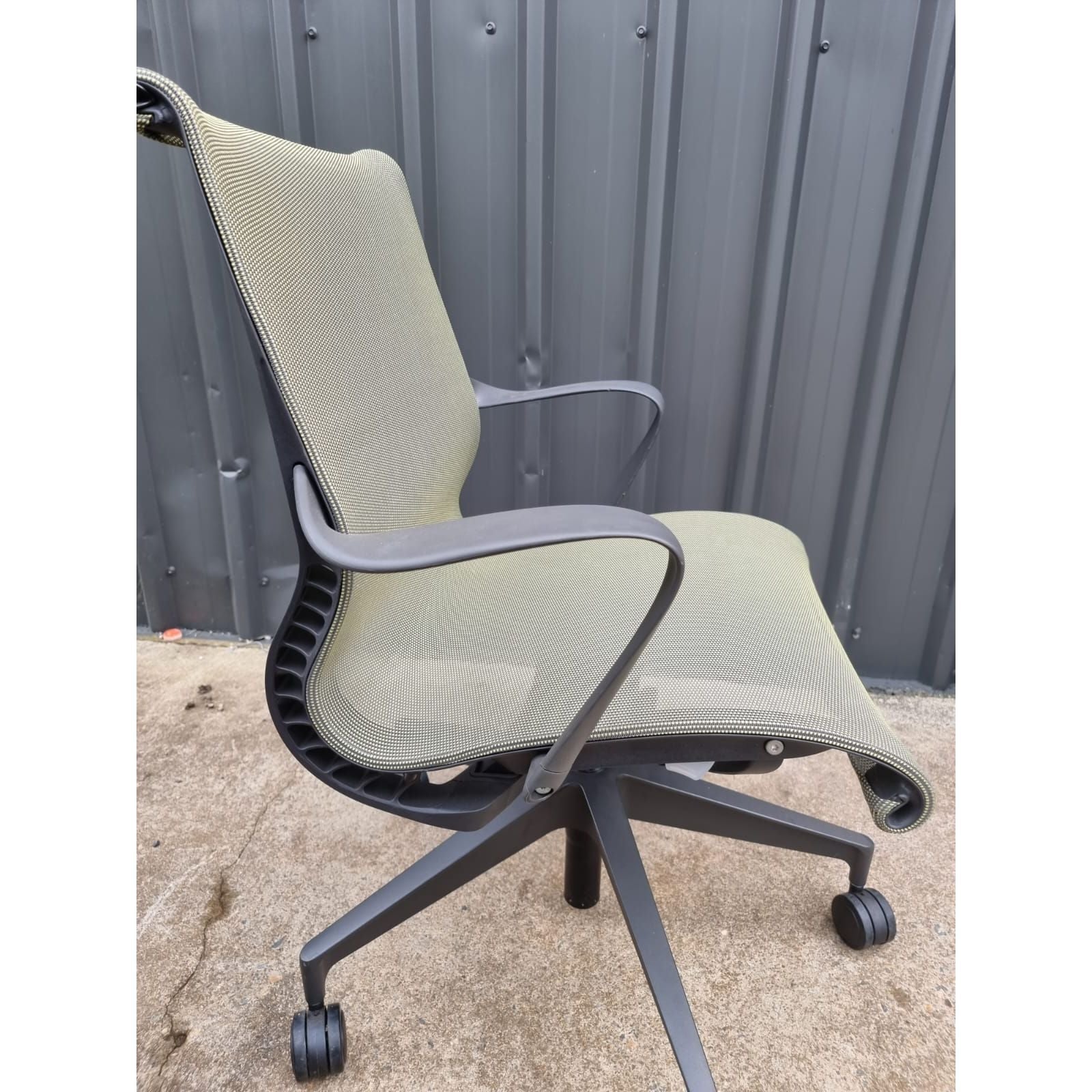 Herman Miller Setu - Green Colour with Arms - thegoodchairs