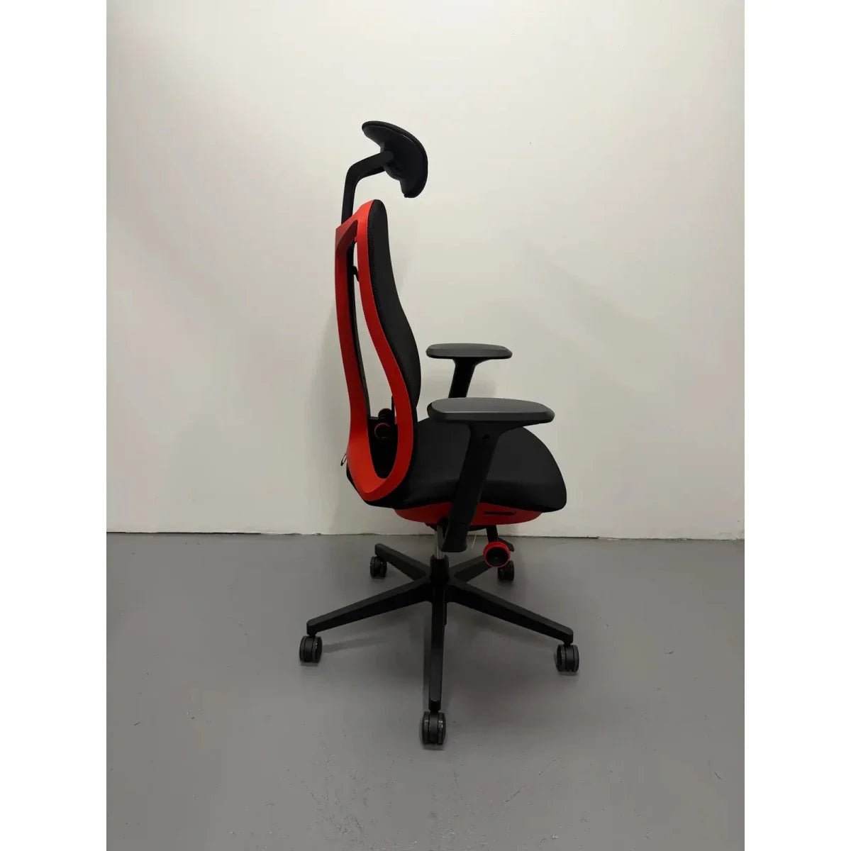 Herman Miller Vantum - x Logitech G Gaming Chair 2.0 - thegoodchairs
