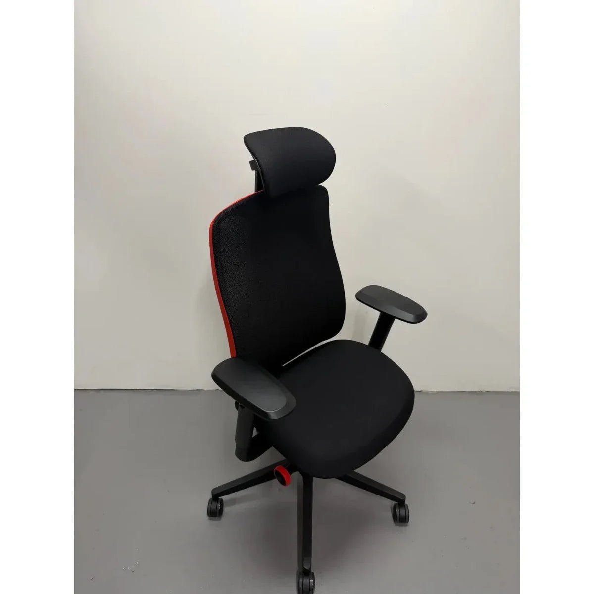 Herman Miller Vantum - x Logitech G Gaming Chair 2.0 - thegoodchairs