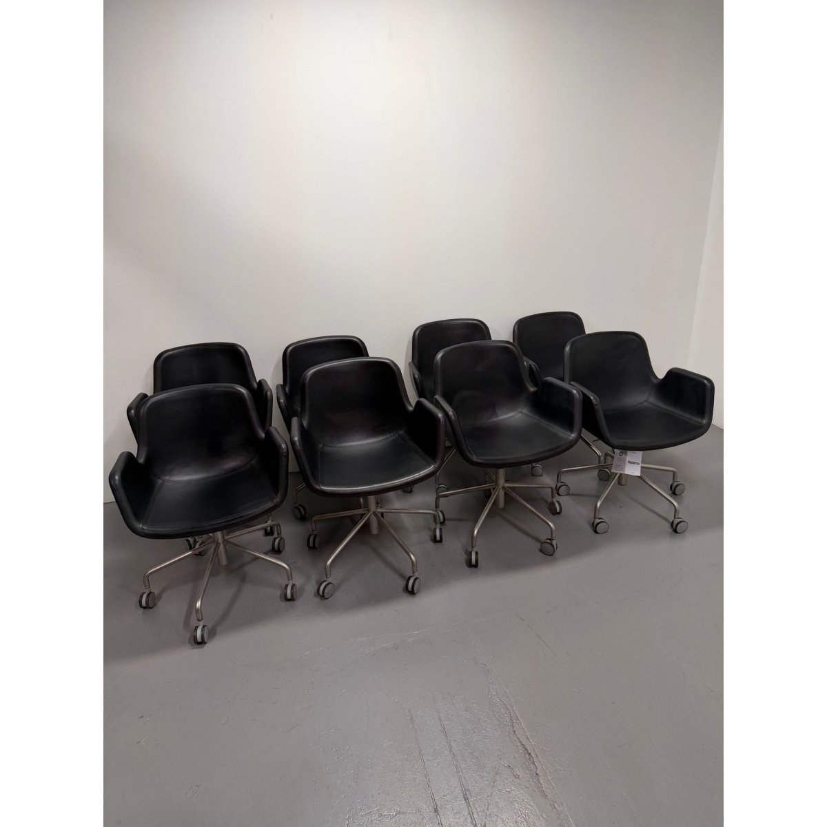 Lapalma Pass Easy Chair, Black Leather, 5 Star Castor Base - thegoodchairs