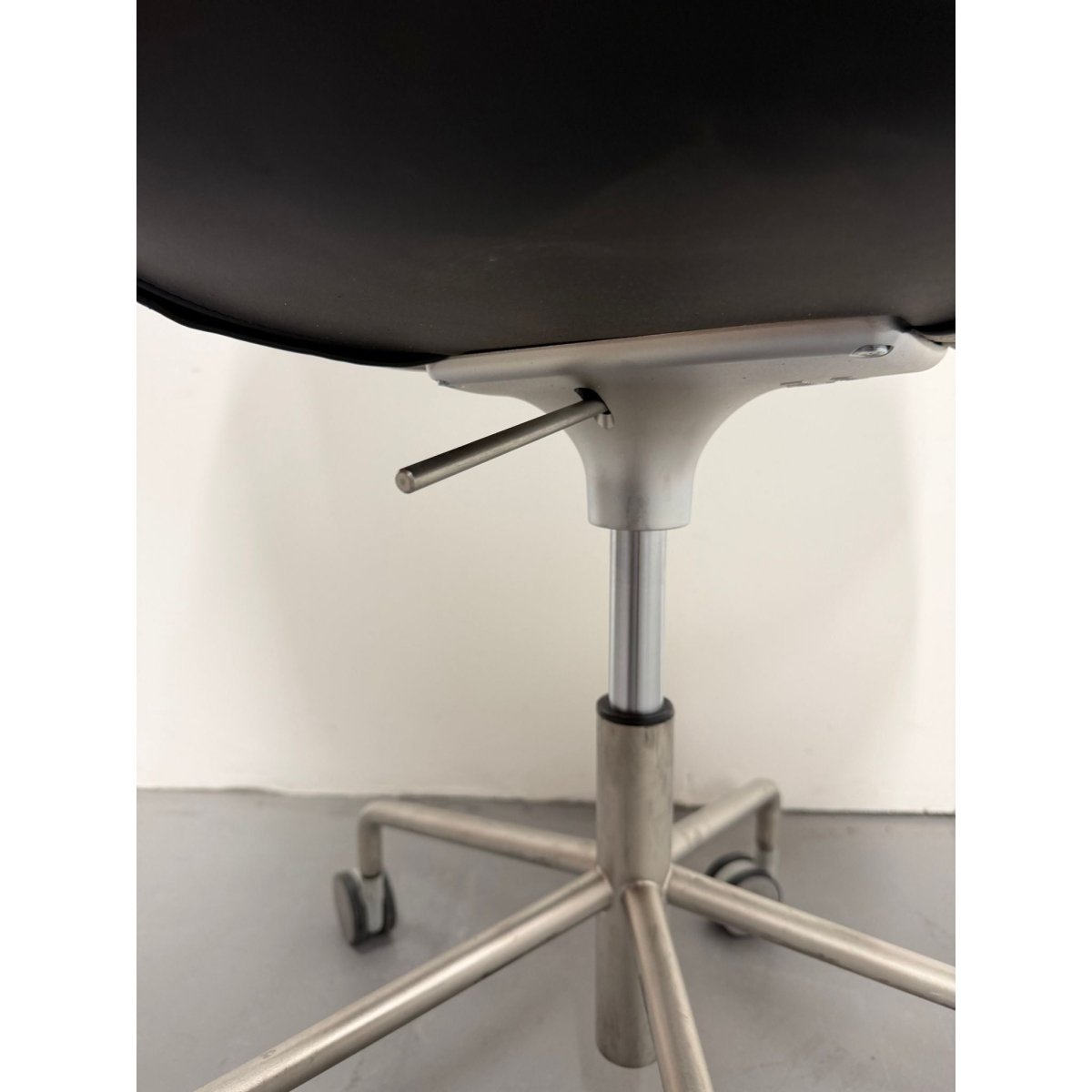 Lapalma Pass Easy Chair, Black Leather, 5 Star Castor Base - thegoodchairs