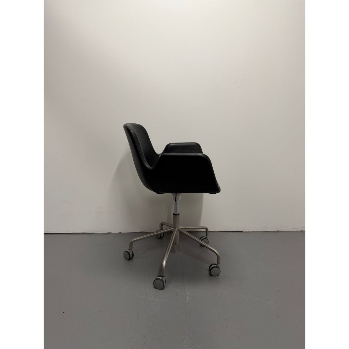 Lapalma Pass Easy Chair, Black Leather, 5 Star Castor Base - thegoodchairs