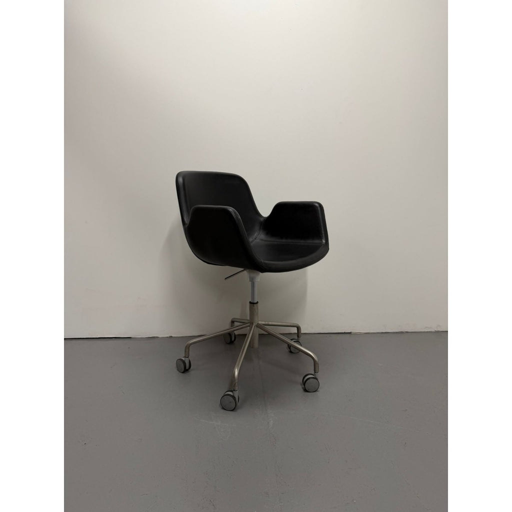 Lapalma Pass Easy Chair, Black Leather, 5 Star Castor Base - thegoodchairs
