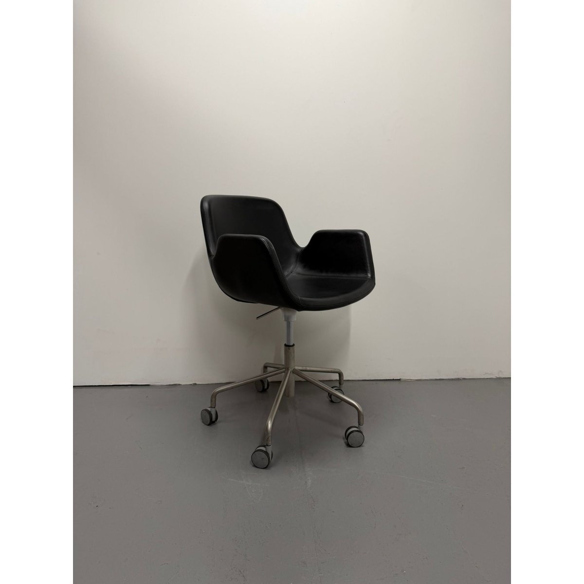 Lapalma Pass Easy Chair, Black Leather, 5 Star Castor Base - thegoodchairs