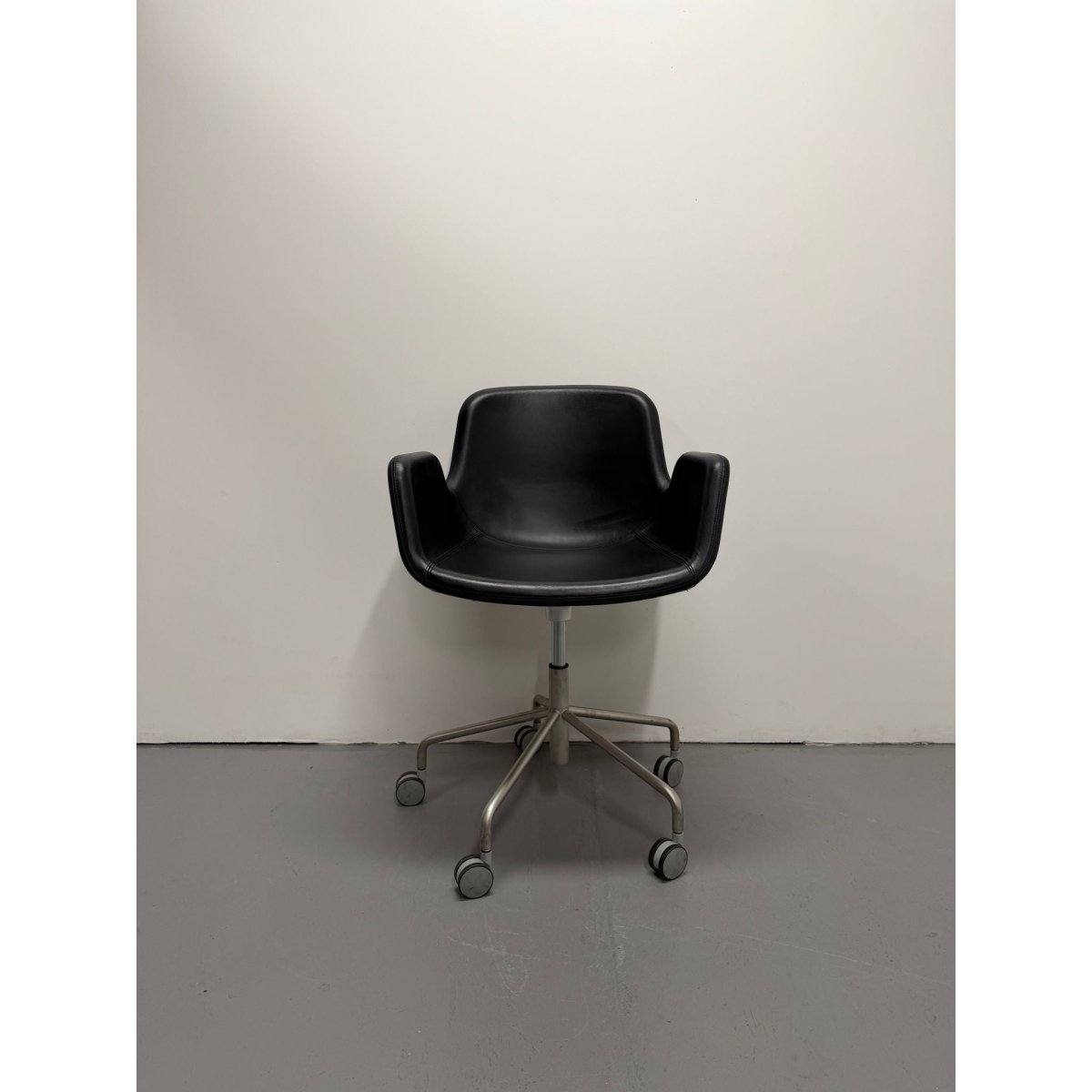 Lapalma Pass Easy Chair, Black Leather, 5 Star Castor Base - thegoodchairs