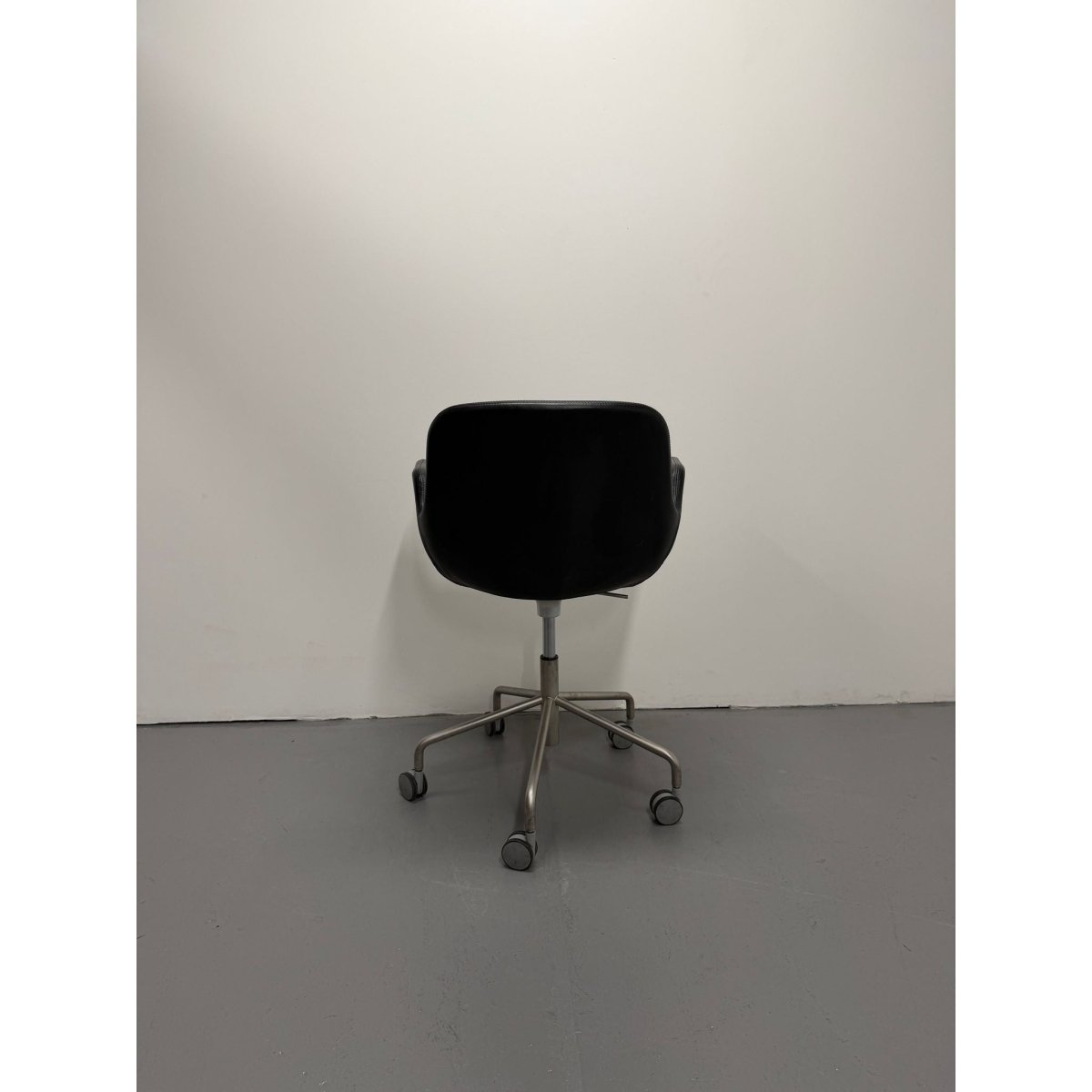 Lapalma Pass Easy Chair, Black Leather, 5 Star Castor Base - thegoodchairs