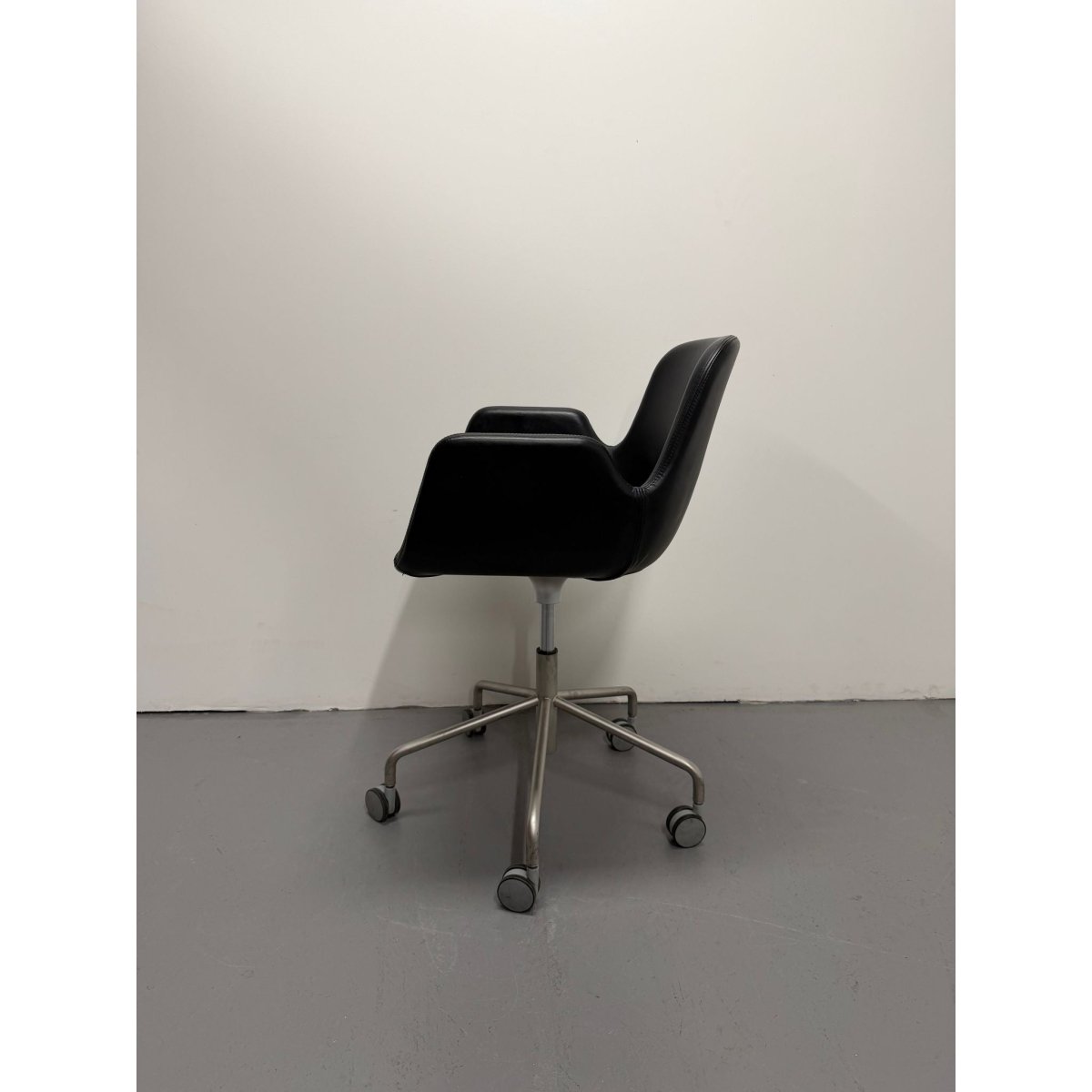 Lapalma Pass Easy Chair, Black Leather, 5 Star Castor Base - thegoodchairs