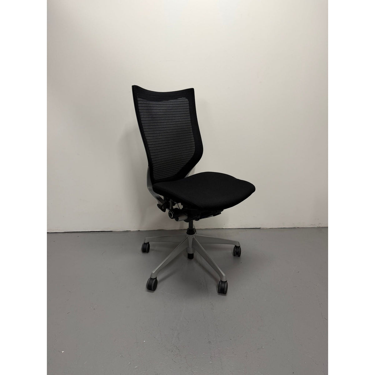 Okamura Baron Mesh Office Chair, Black, No Arms - thegoodchairs