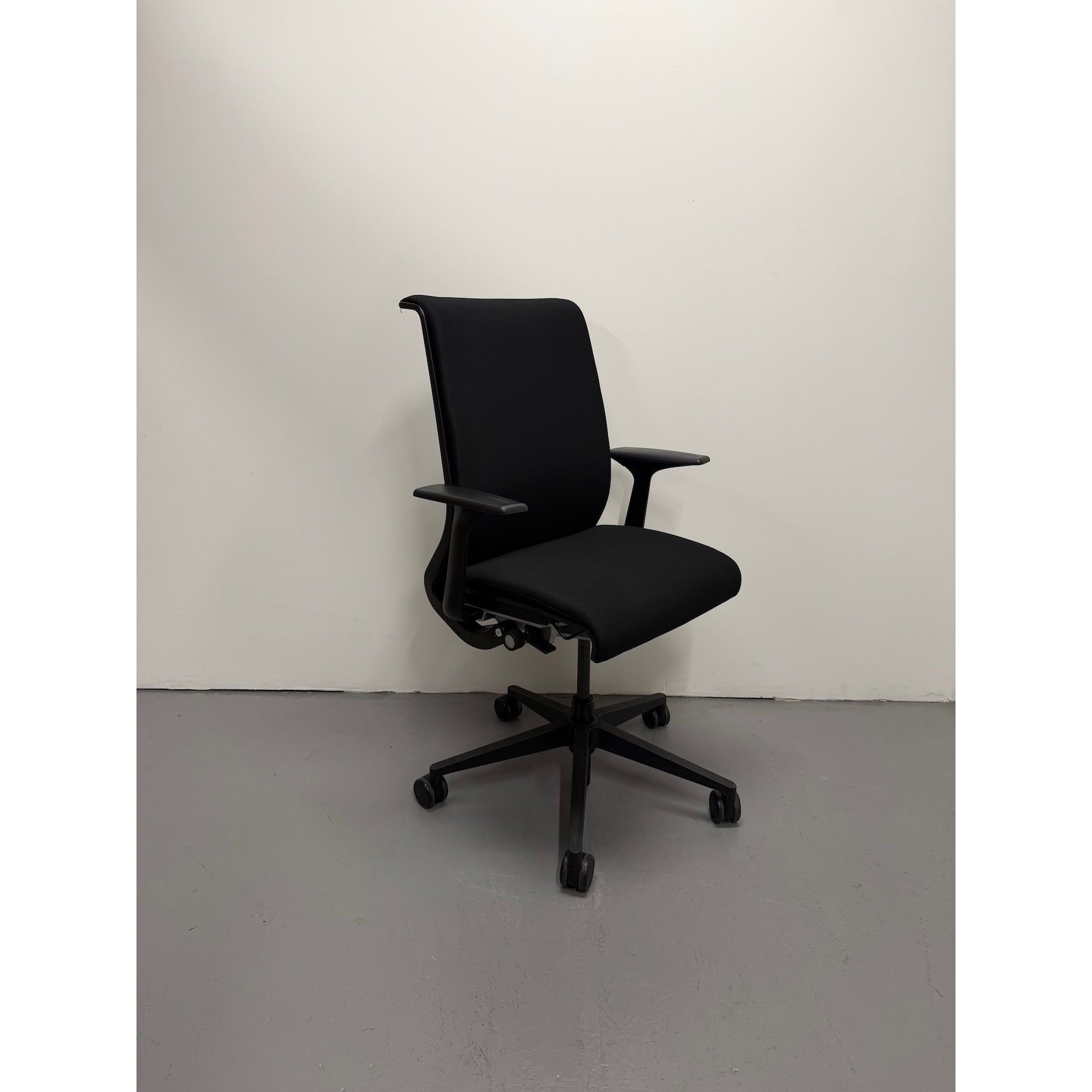Steelcase Think - Boardroom / Meeting Chair - Fixed Arms | Black - thegoodchairs